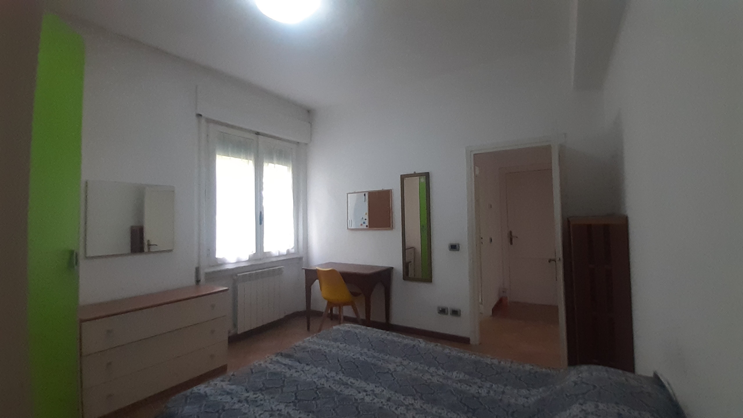 Stanza singola con spazio e comfort