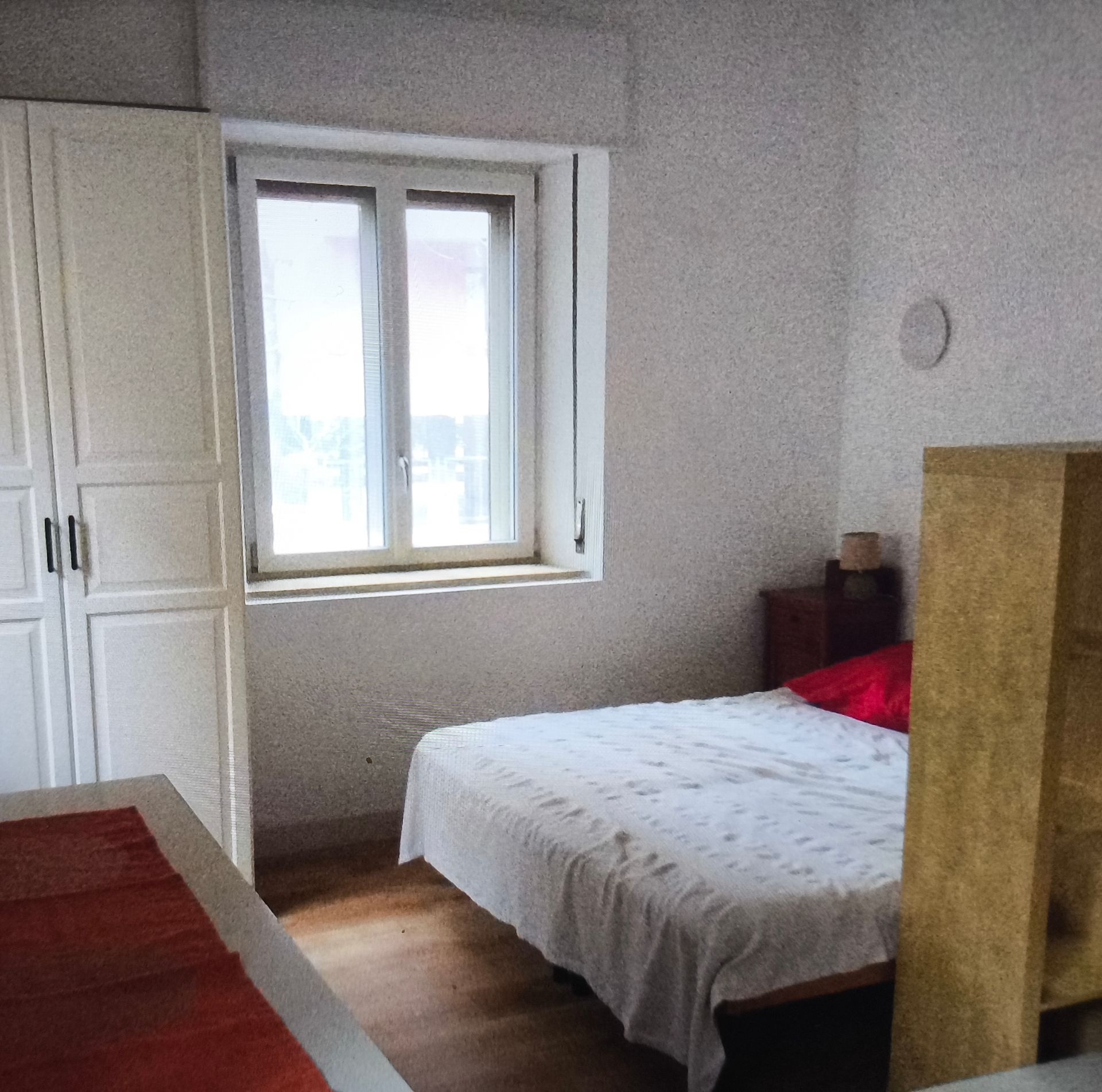 Stanza singola luminosa con zona studio