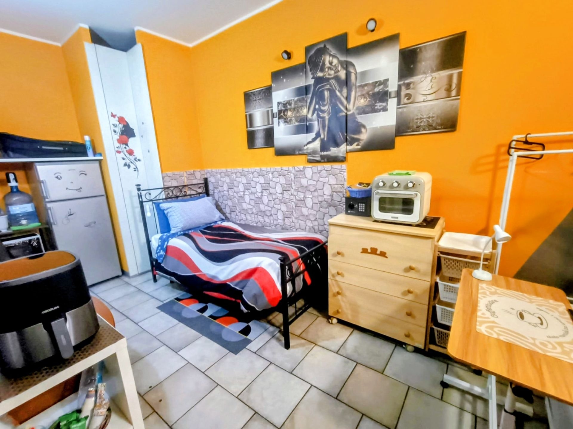 Camera singola con bagno privato e angolo cucina