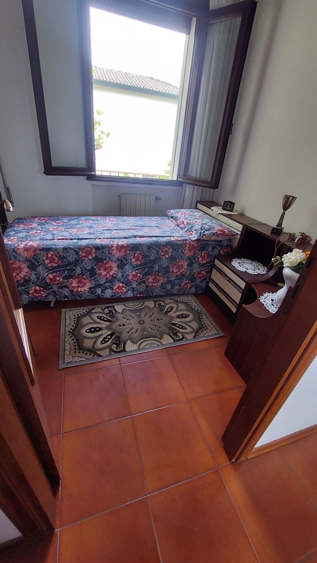 Singola con balcone e scrivania — tranquilla