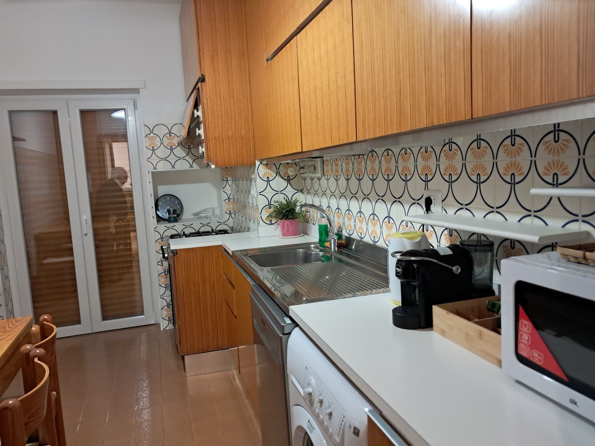 Singola ampia con divano e balcone — relax extra