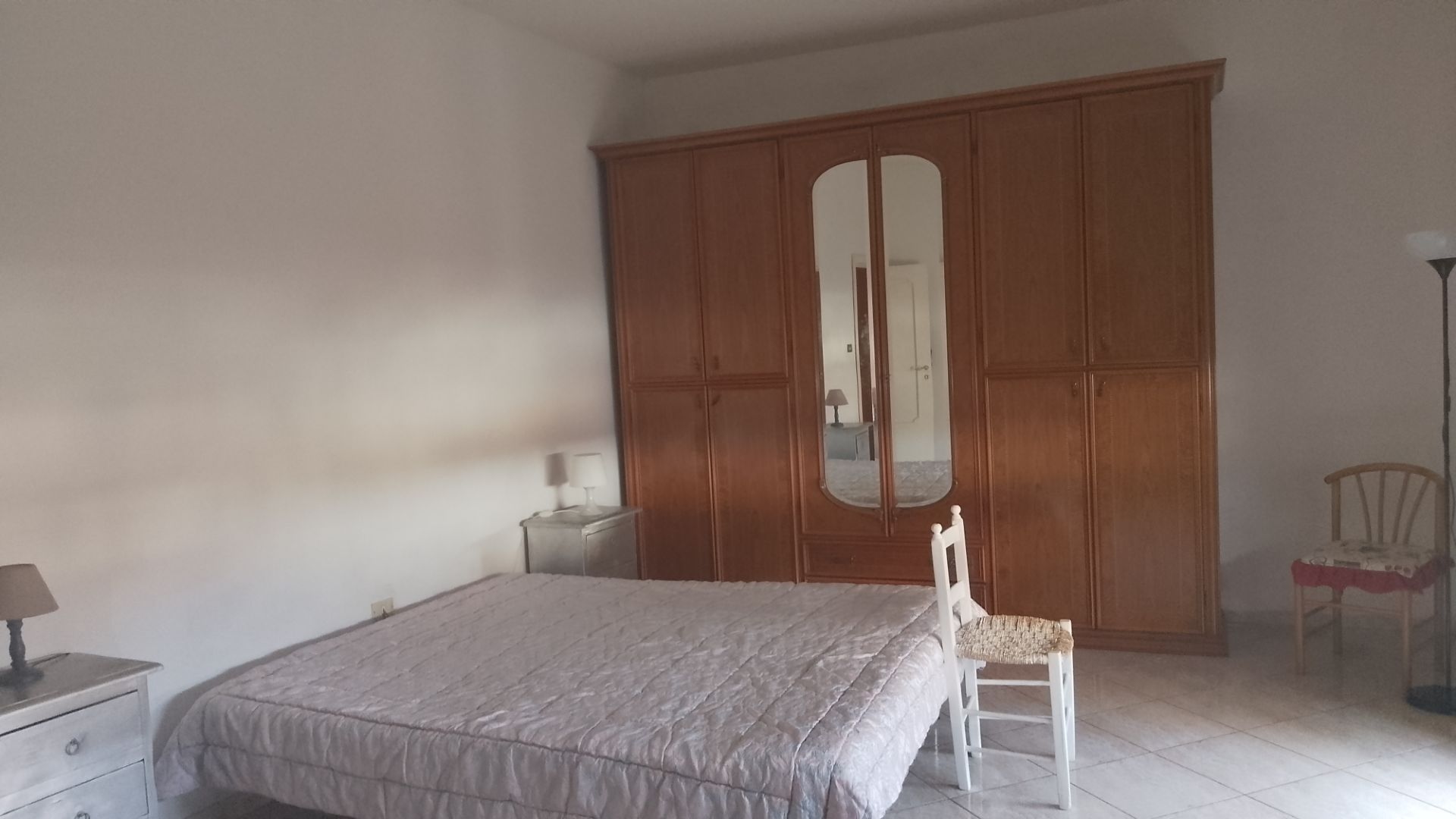 Camera singola luminosa con balcone