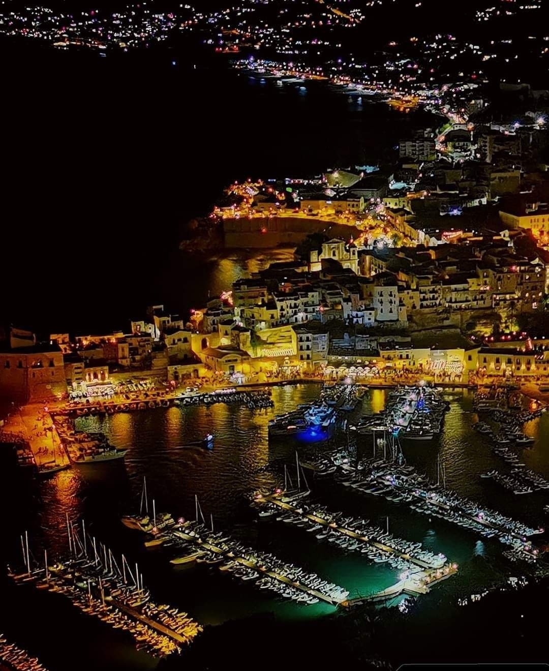 CASA INDIPENDENTE SUL PORTO PER AFFITTO BREVE