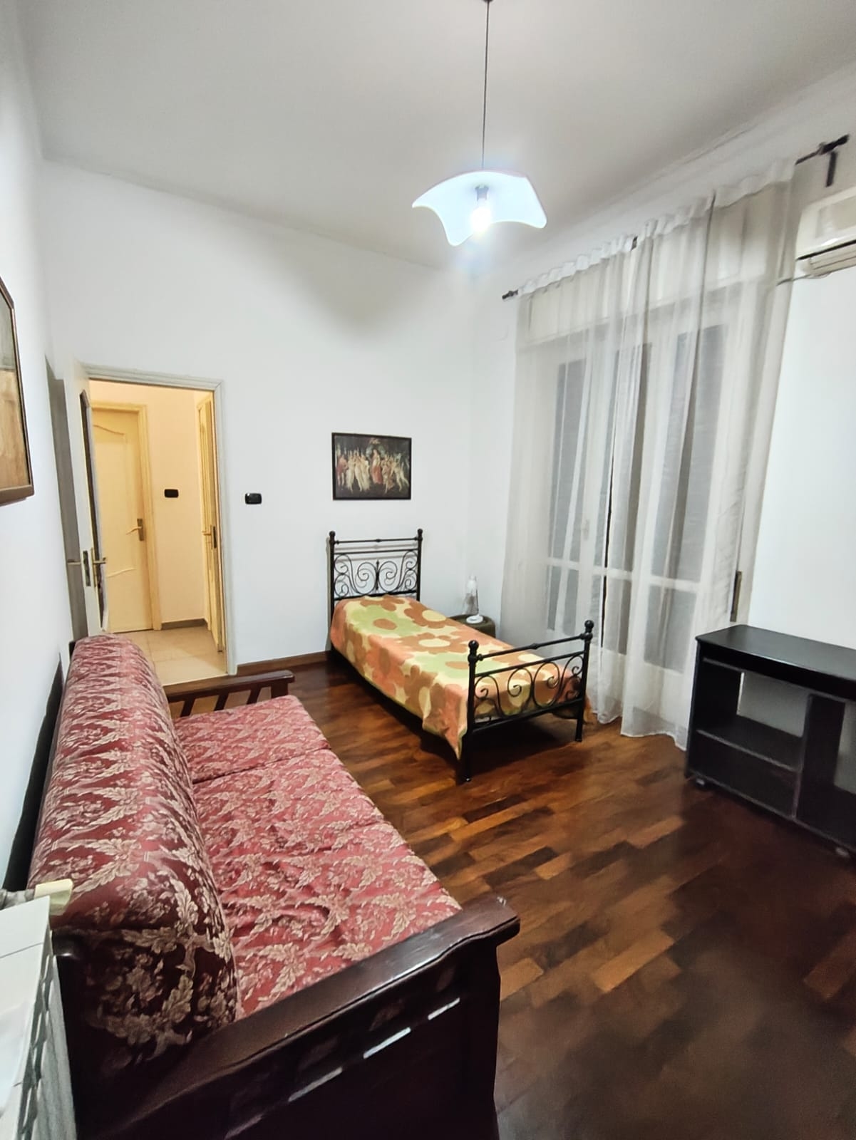 Stanza singola spaziosa con bagno privato e aria condizionata