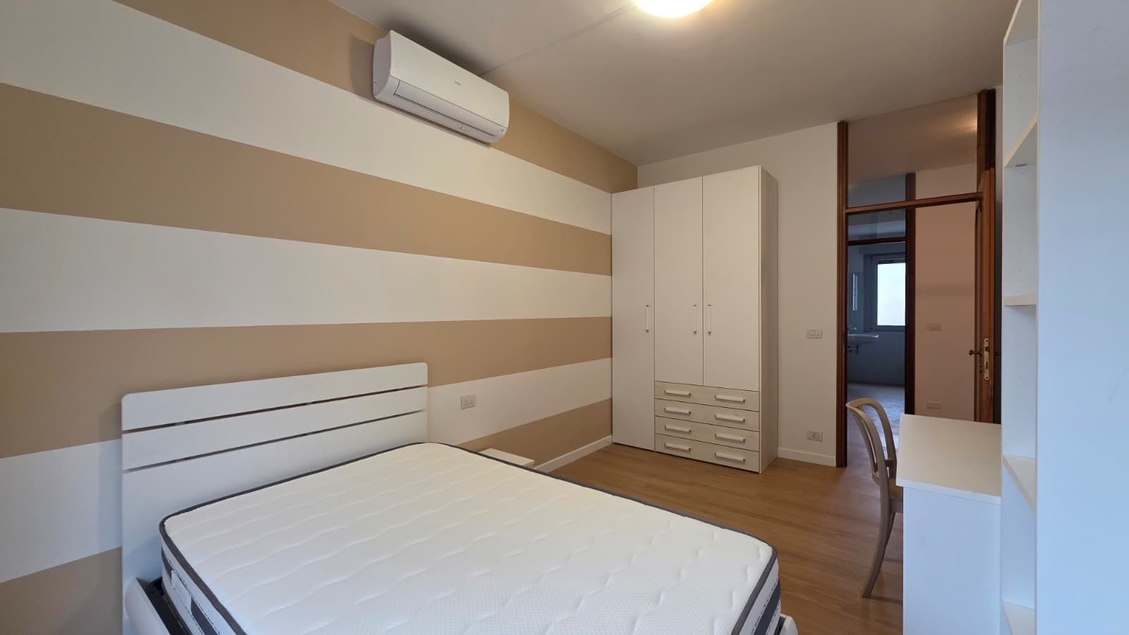 Camera singola con balcone e comodino