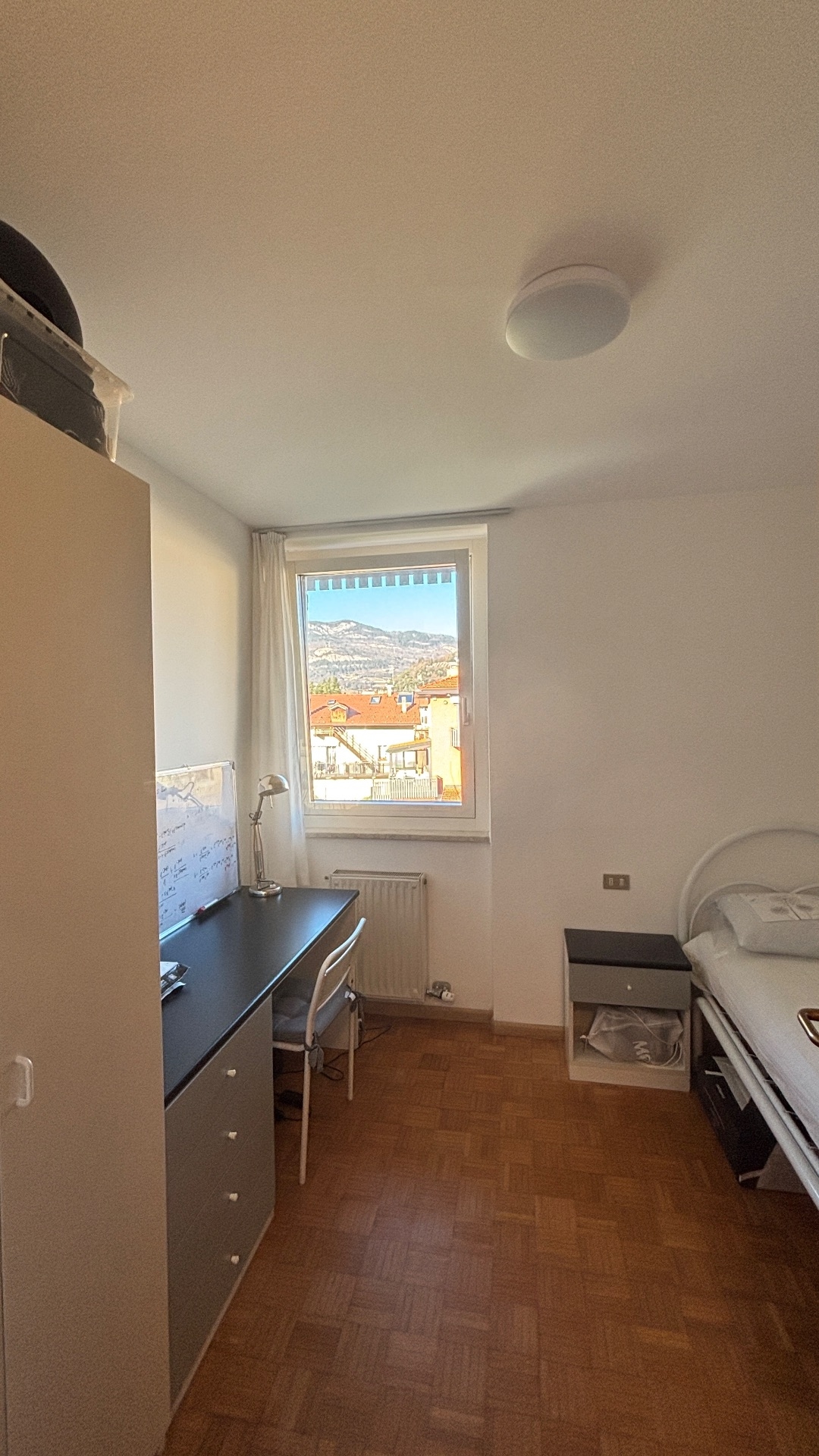 Stanza singola tranquilla con scrivania
