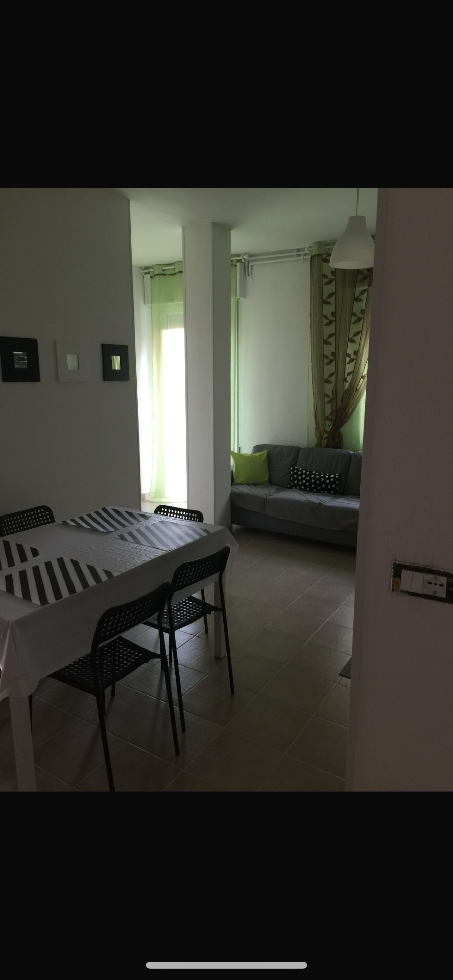 Stanza singola fresca con balcone e frigorifero