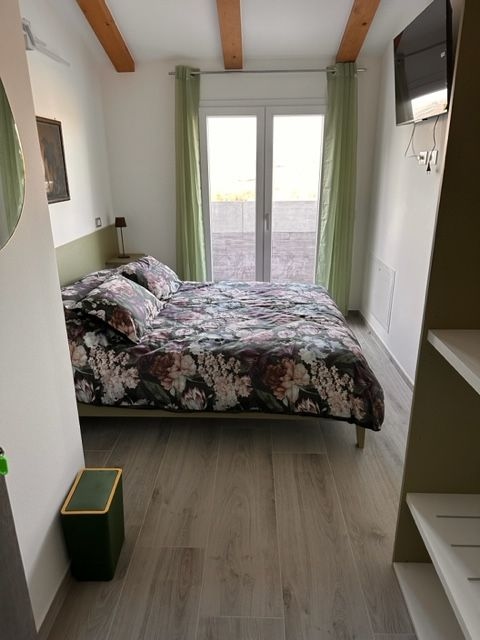 Stanza singola con balcone e aria condizionata