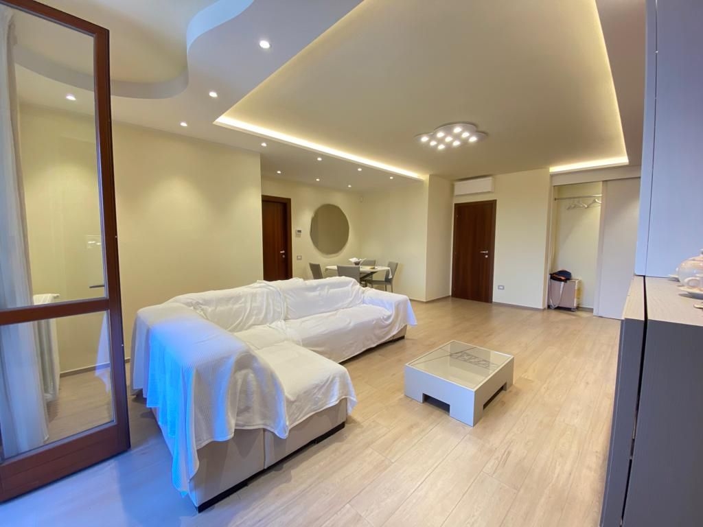 Ampio appartamento arredato.