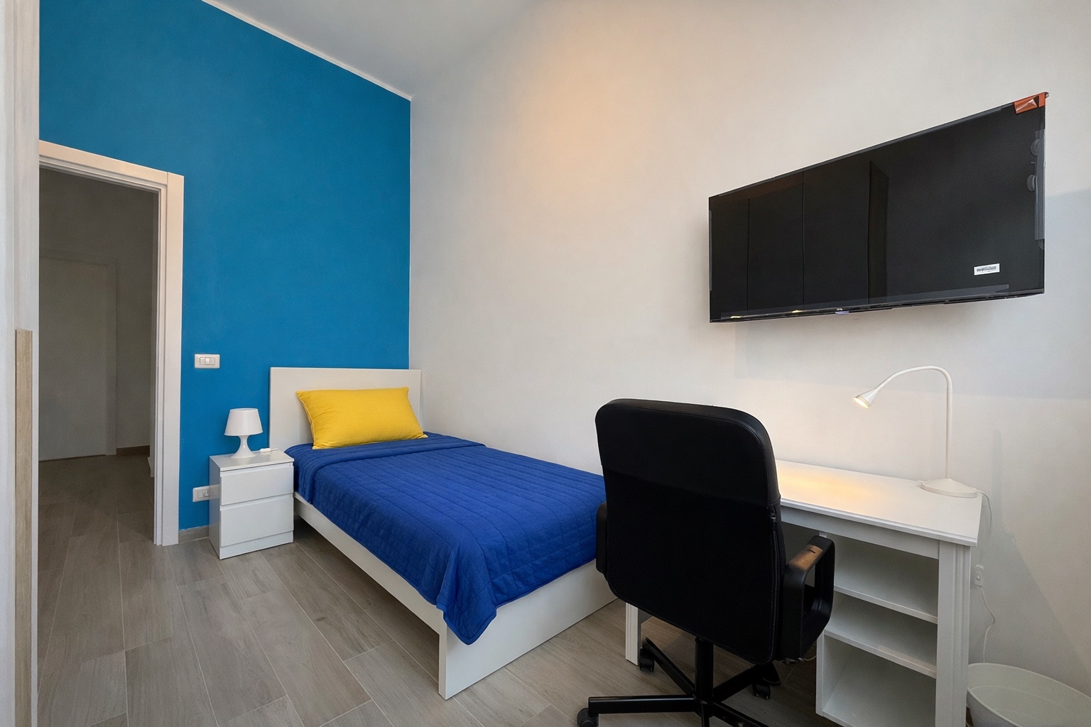 Singola con balcone e luce naturale