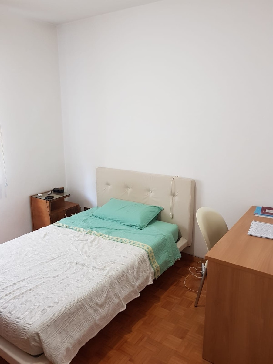 Stanza con letto confortevole