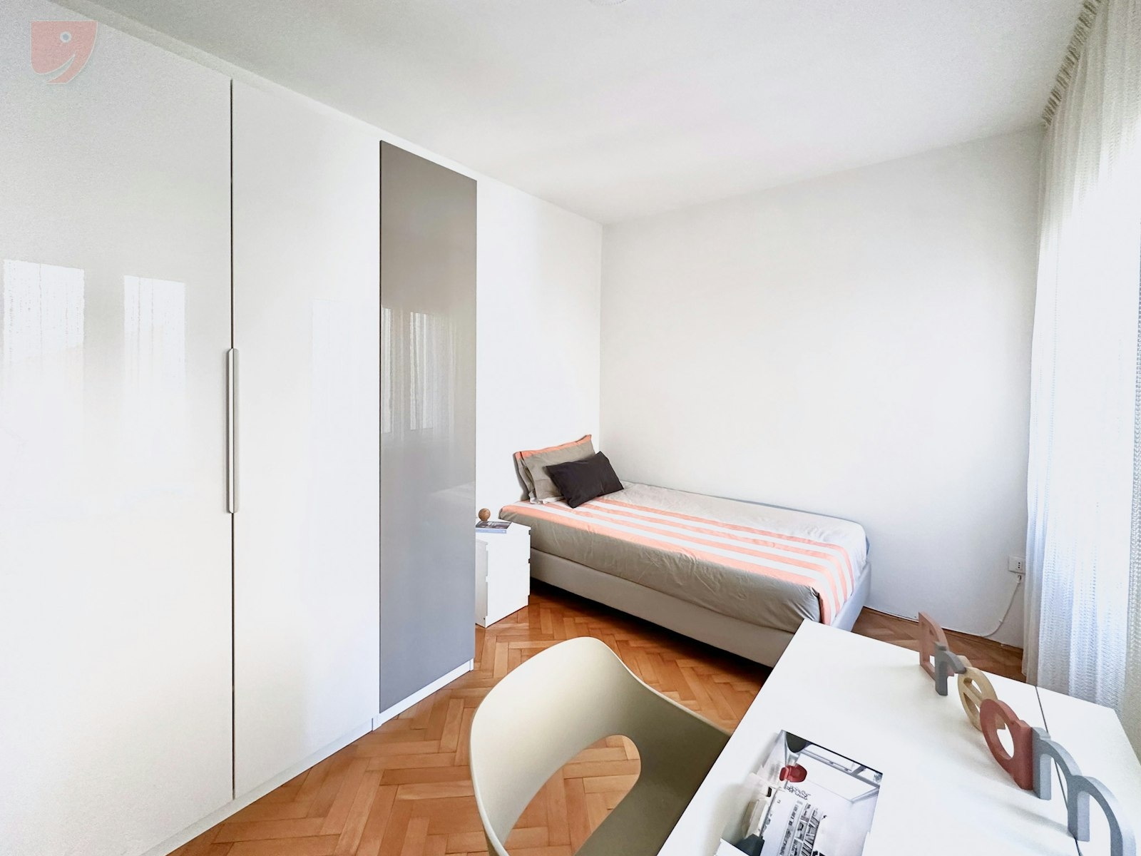 Luminosa singola in appartamento di studenti