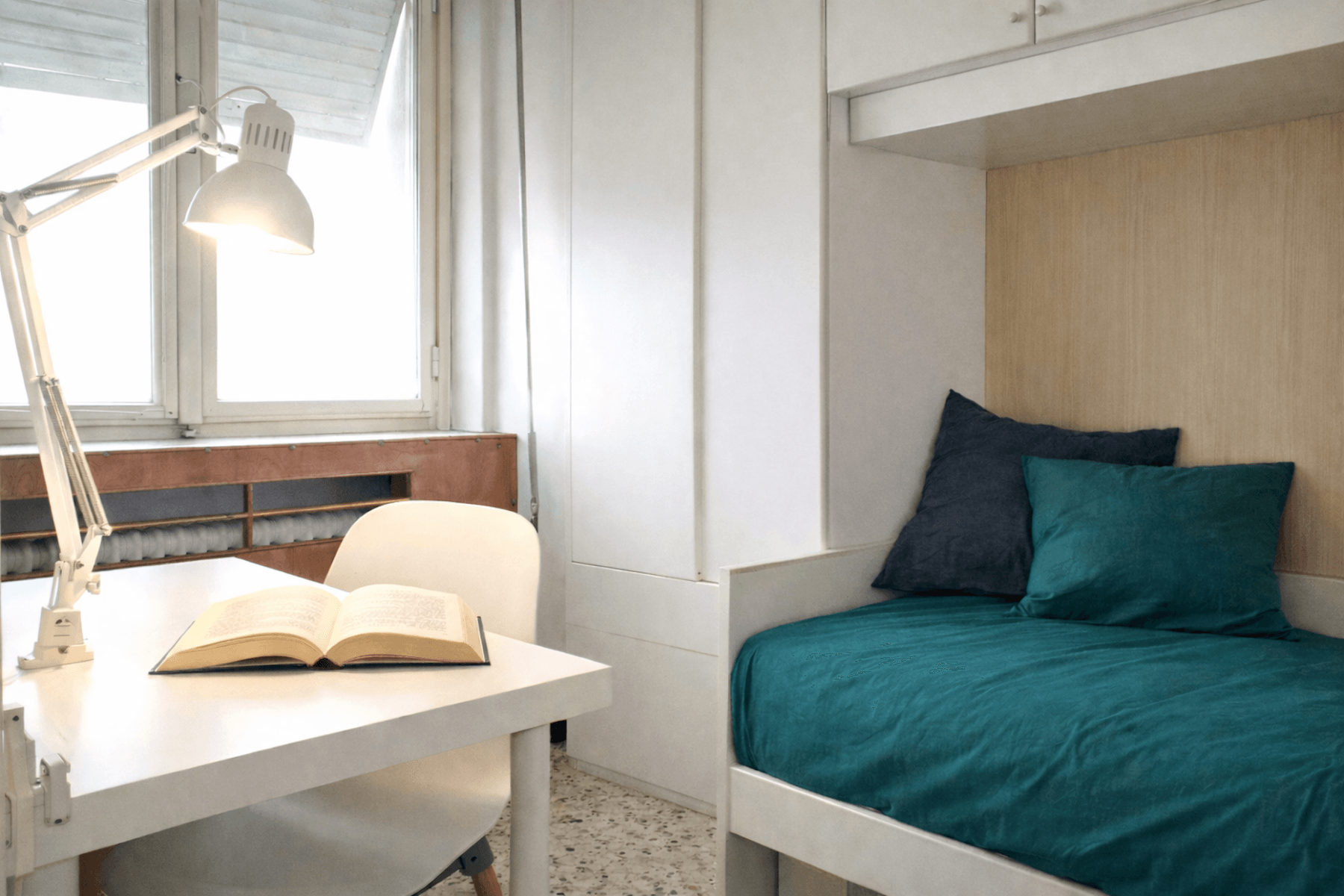 Graziosa Singola per Ragazza dallo Stile Minimal