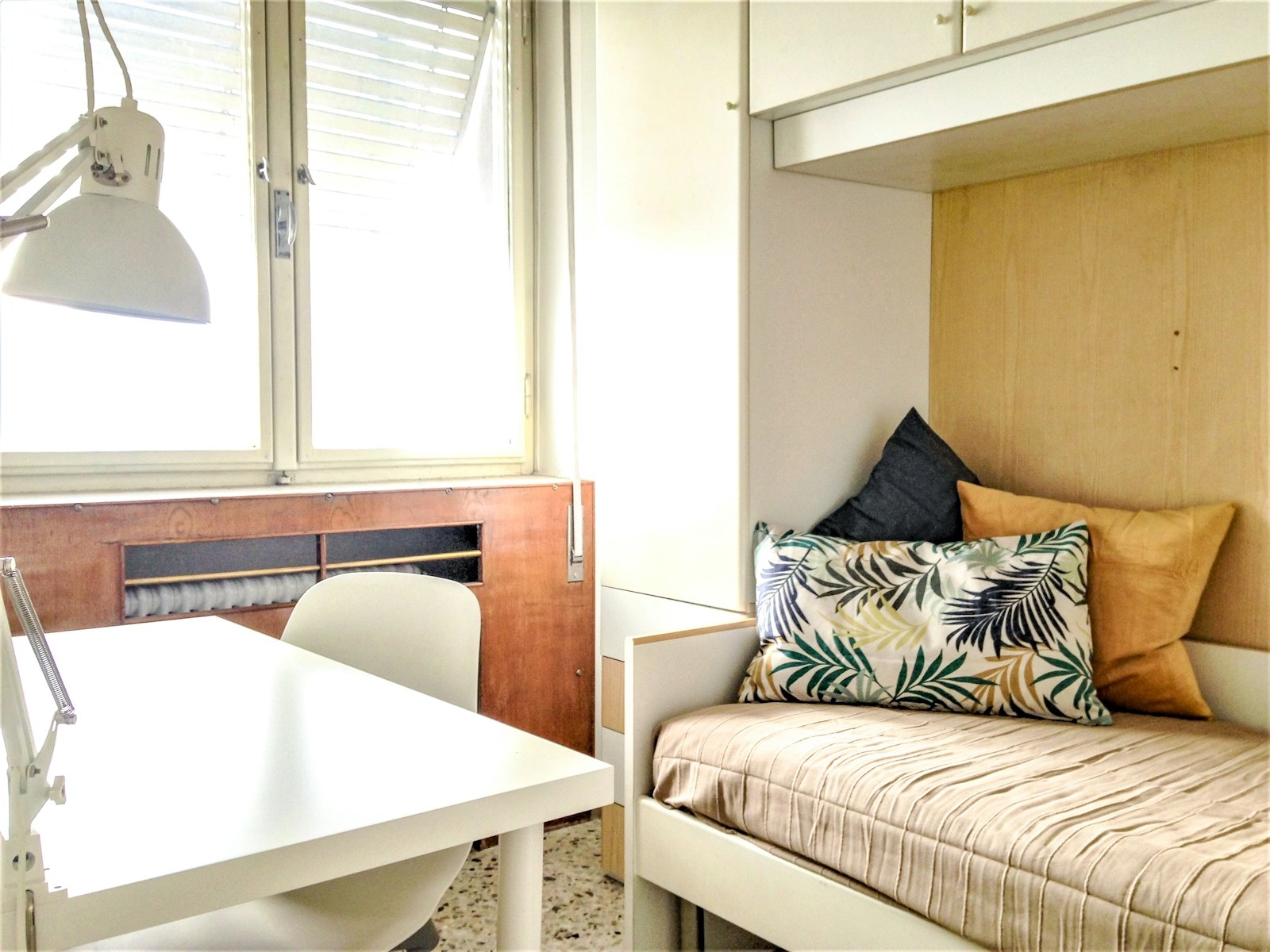 Graziosa Singola per Ragazza dallo Stile Minimal