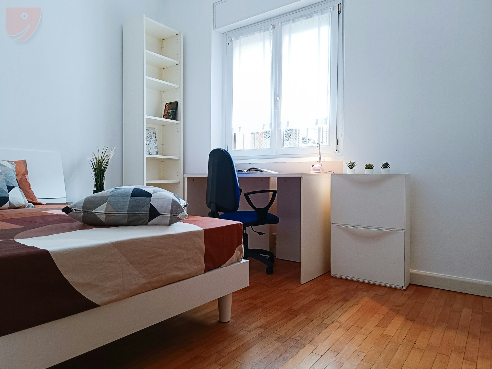 Bright and Welcoming Single for Students!