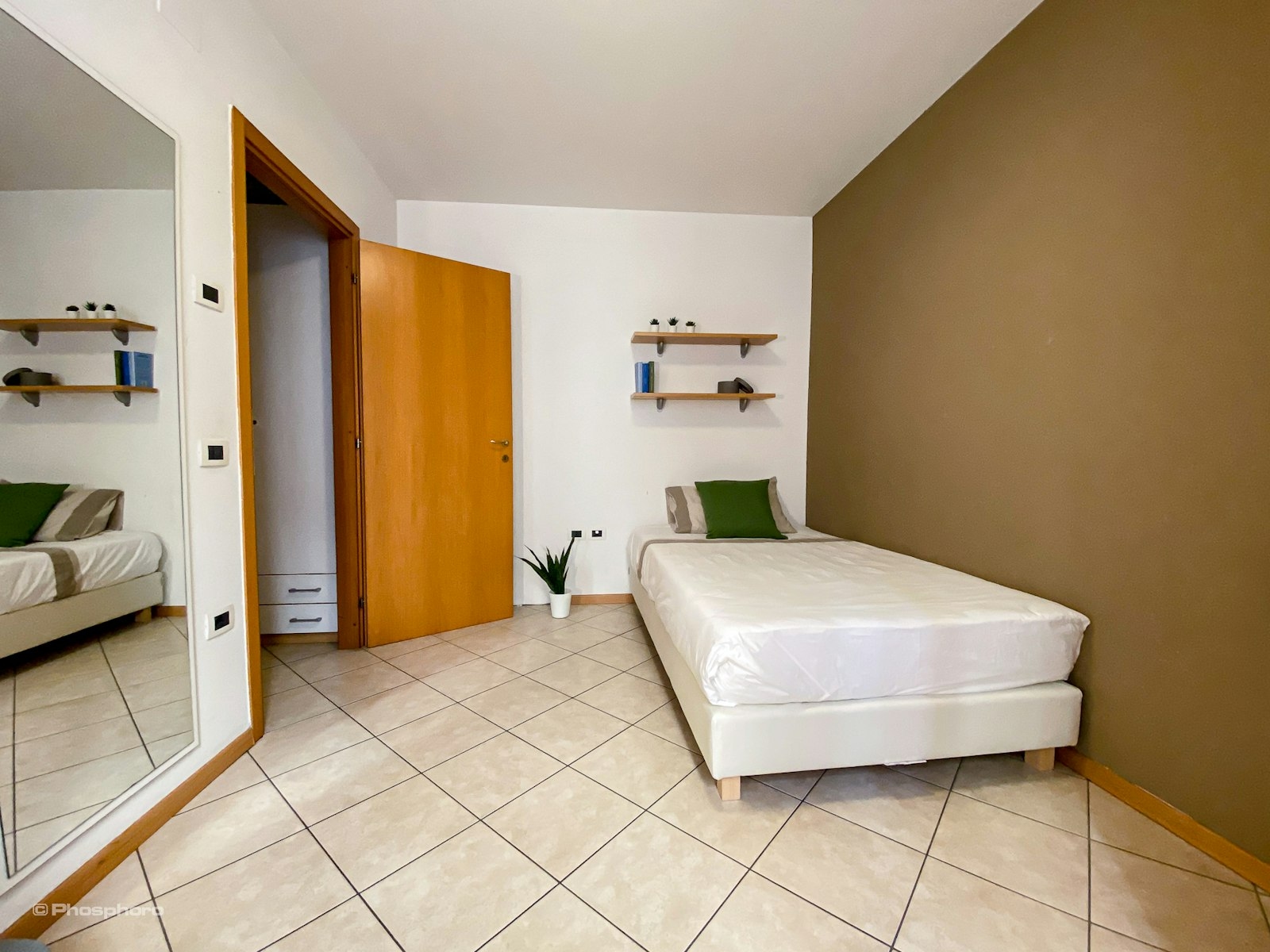 Ampia Singola in Appartamento per Soli 2 Studenti