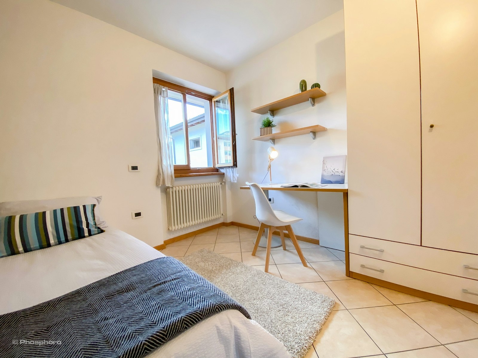 Singola Perfetta: Comfort e Funzionalità nella Residenza PHO.ROOM