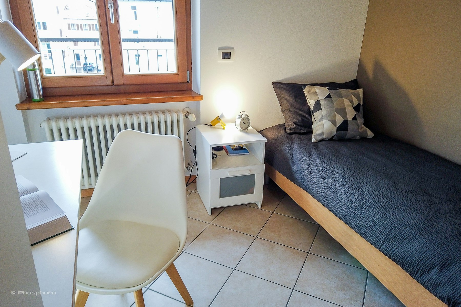 Camera singola luminosa in appartamento condiviso per tre persone