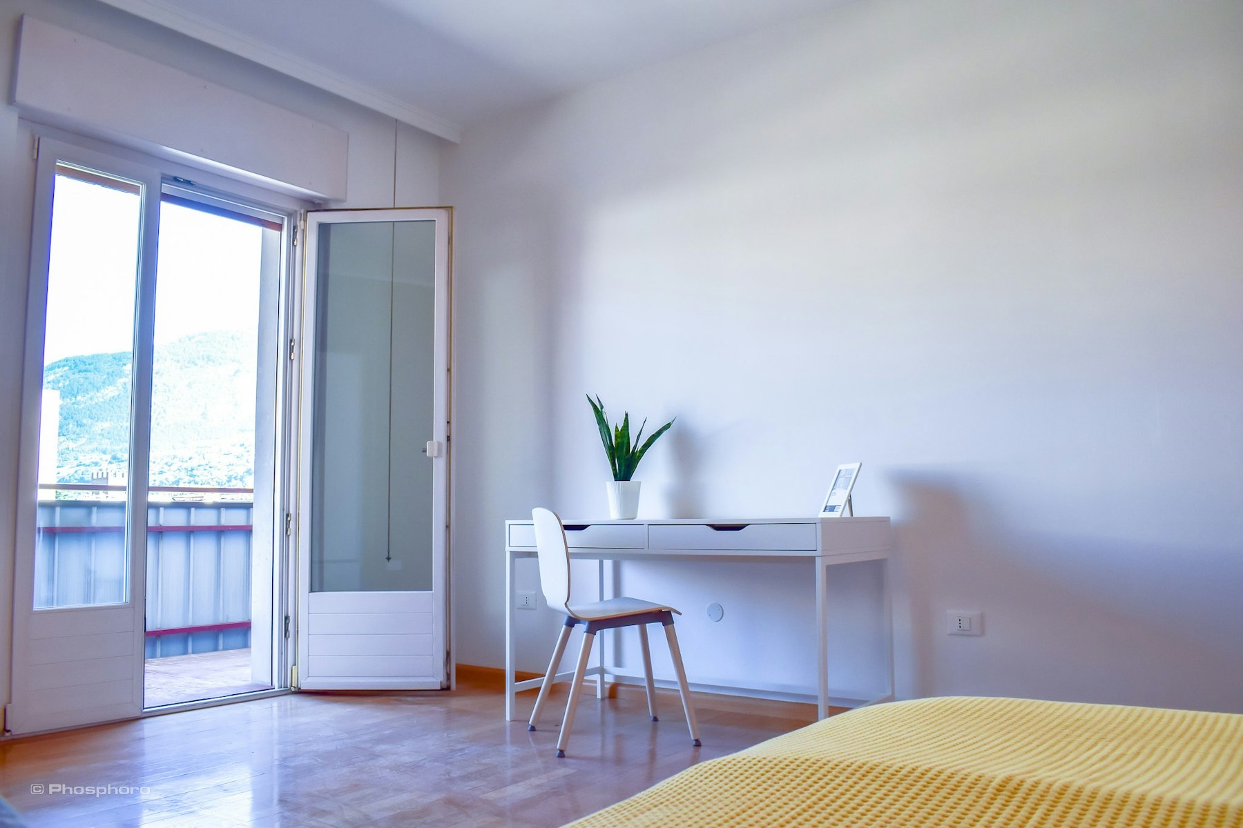 Luminosa Singola dal Design Accattivante