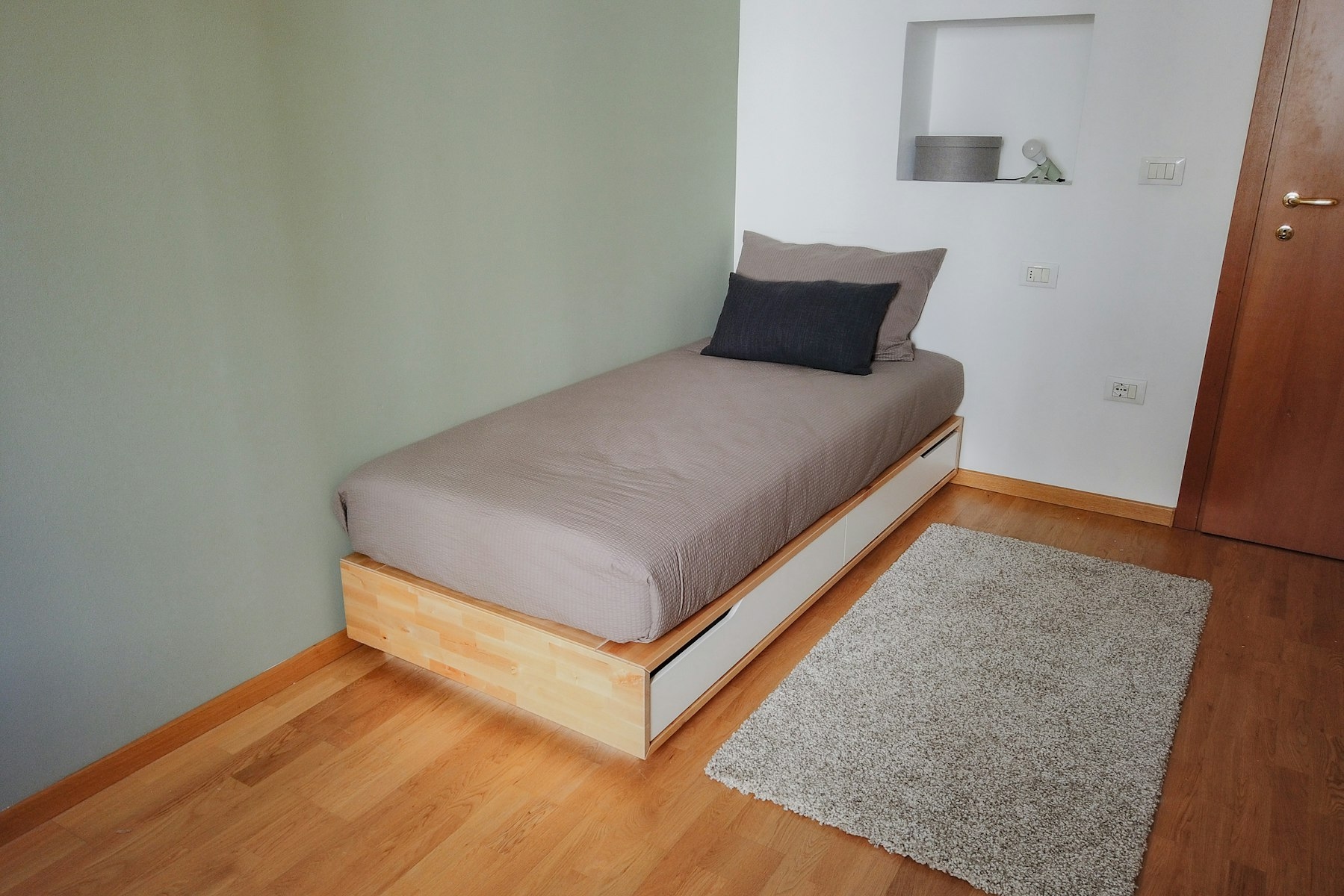 Graziosa Singola con Ampia Scrivania