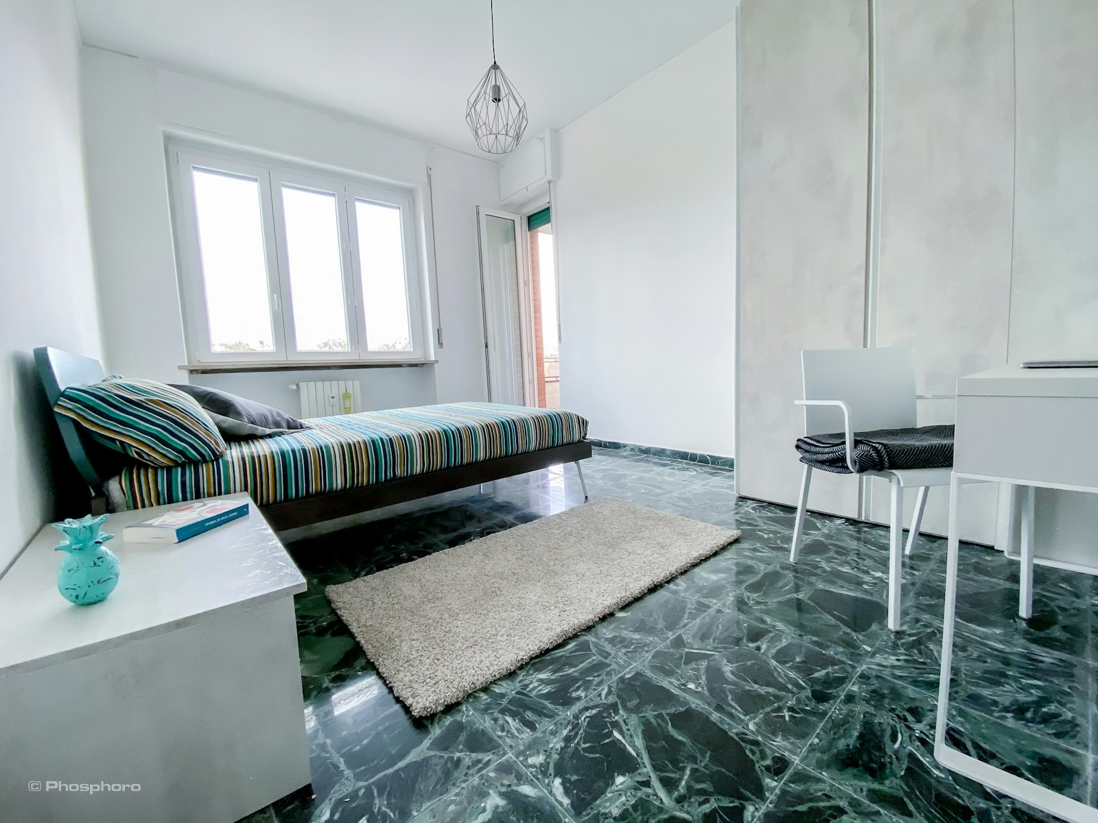 Luminosa Singola dal Design Accattivante