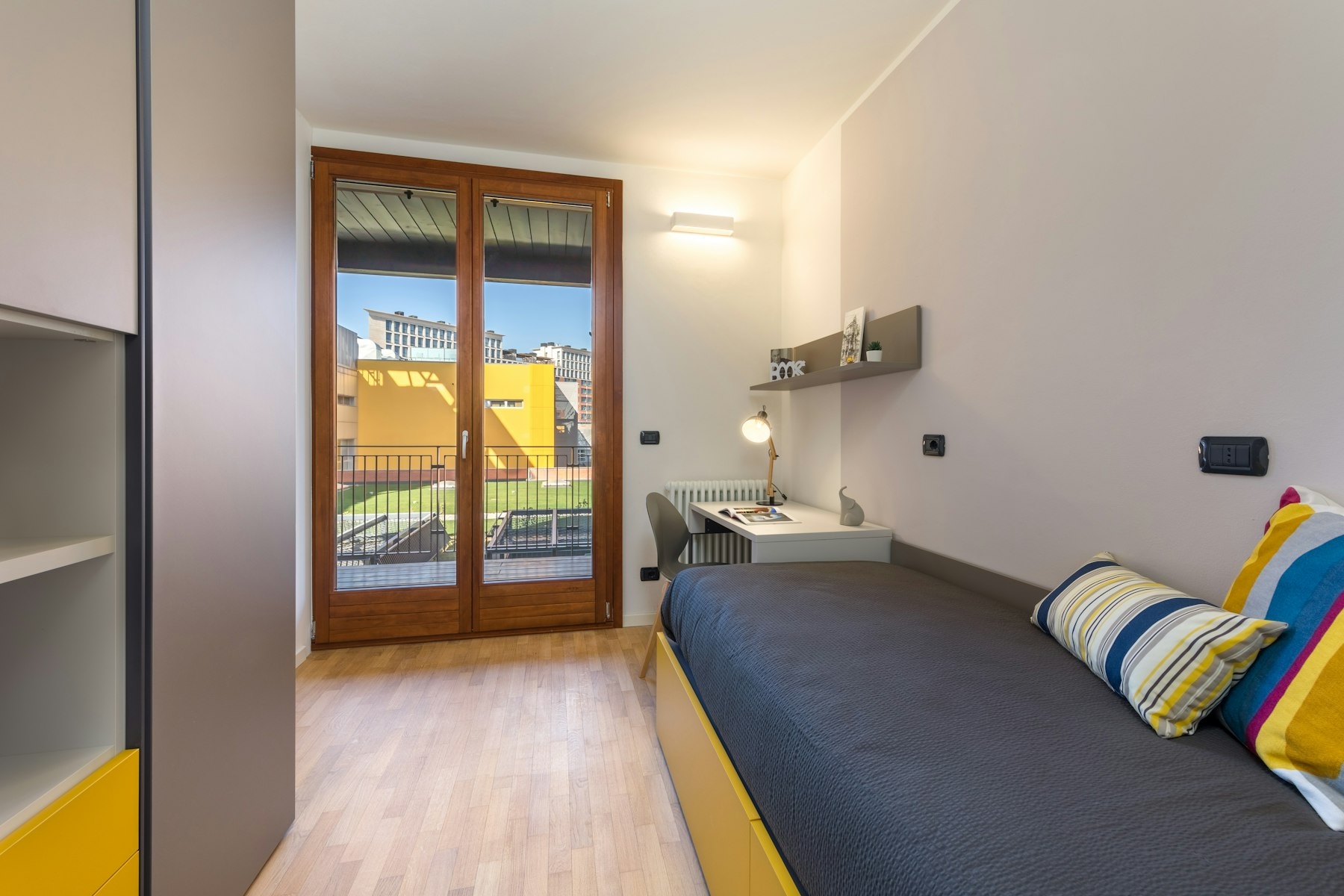 Terrazzo e tanta luce per una camera davvero accogliente!