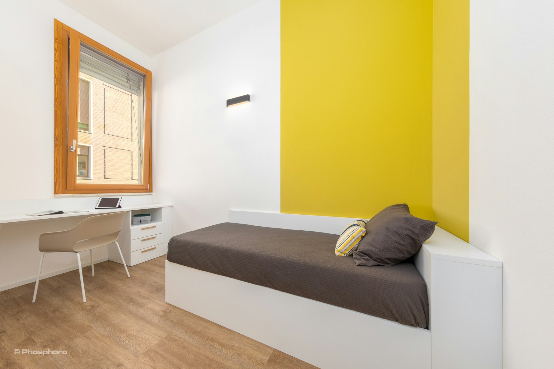 Luminosa Singola dal Design Accattivante