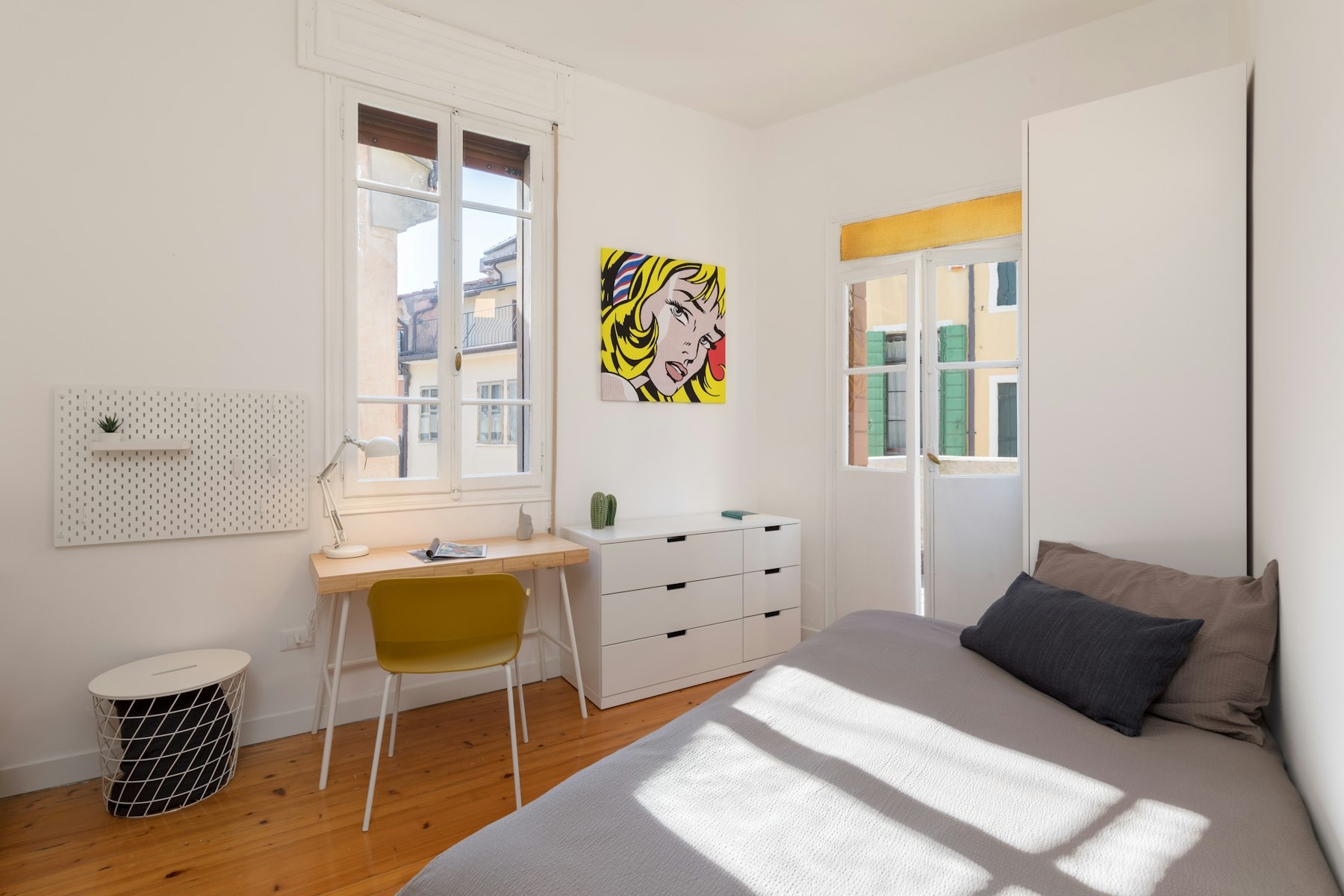 Luminosa Singola dal Design Accattivante