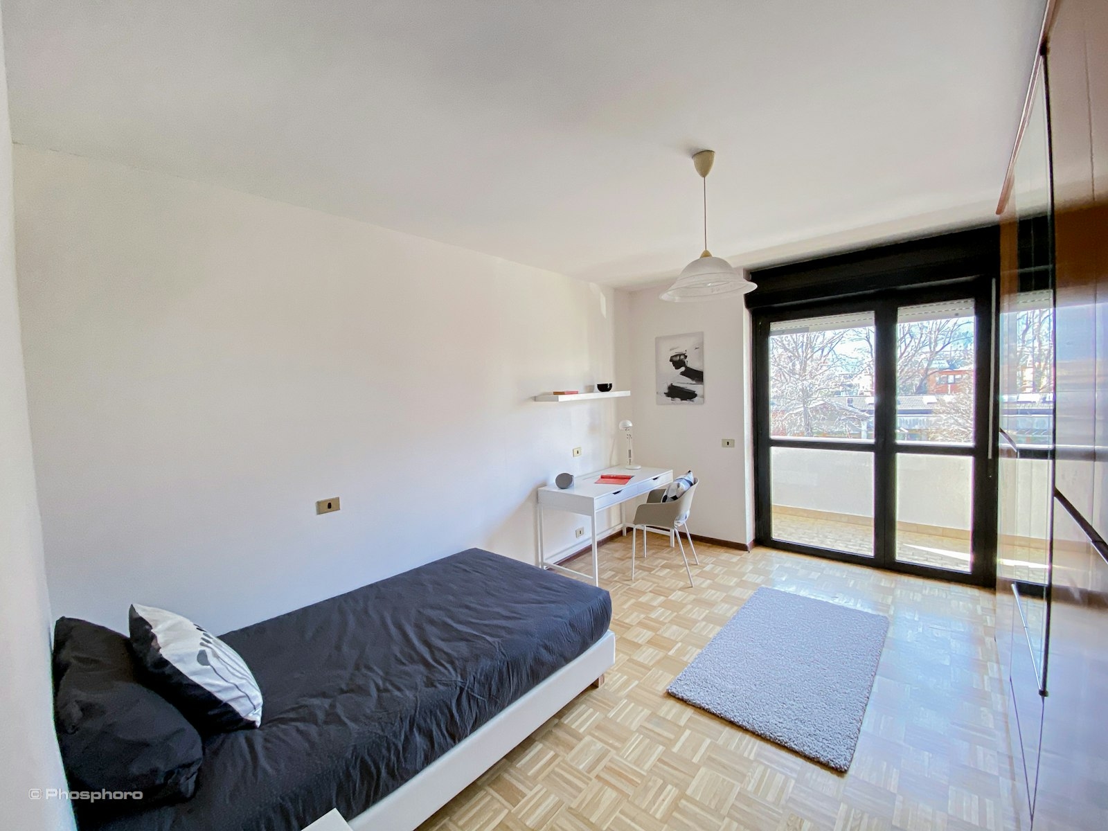 Ampia camera singola con balcone in appartamento con 2 bagni