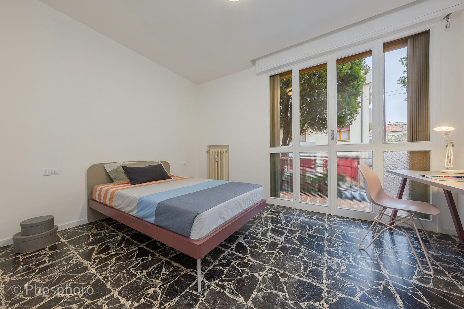 Singola di 12 mq con Balcone: Comfort e Stile in un Unico Ambiente