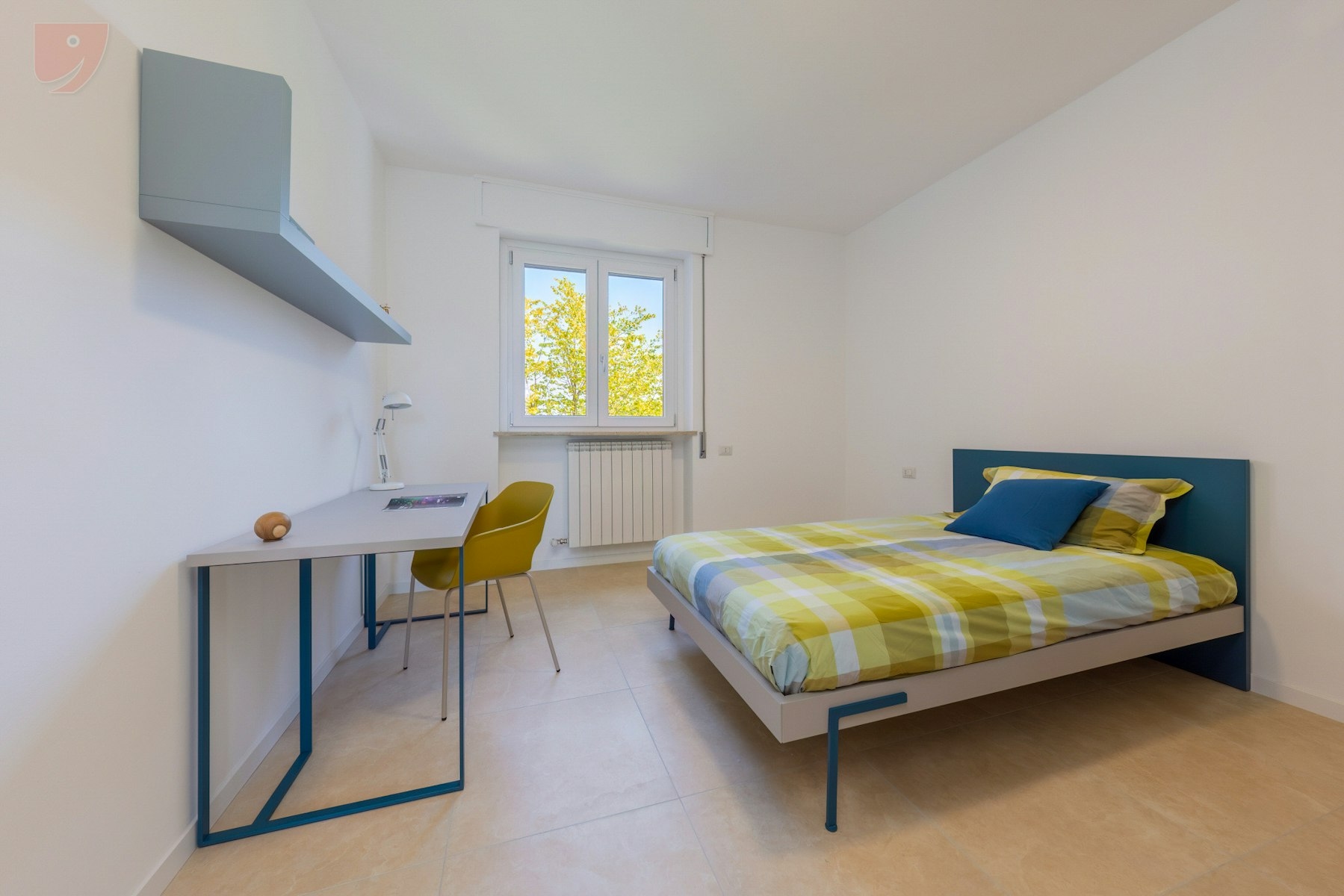 Camera singola di stile vicino la metro