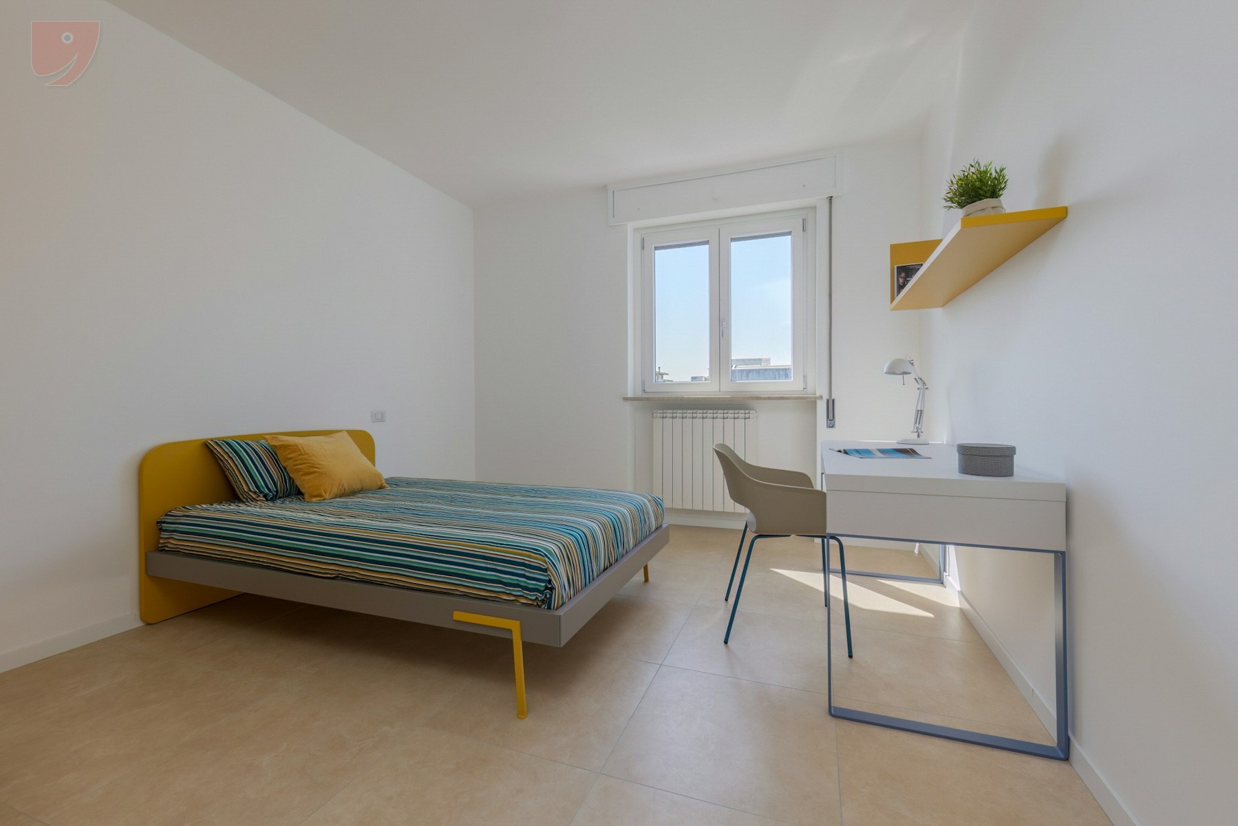 Ampia camera singola con letto ad una piazza e mezza vicino la Metro Verde