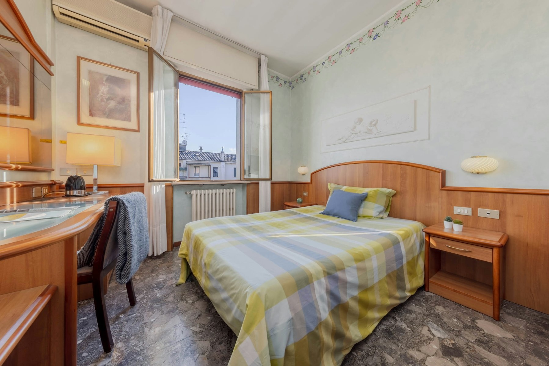 13 m2 di Camera + Bagno Privato, Clima e Prezzo All Inclusive