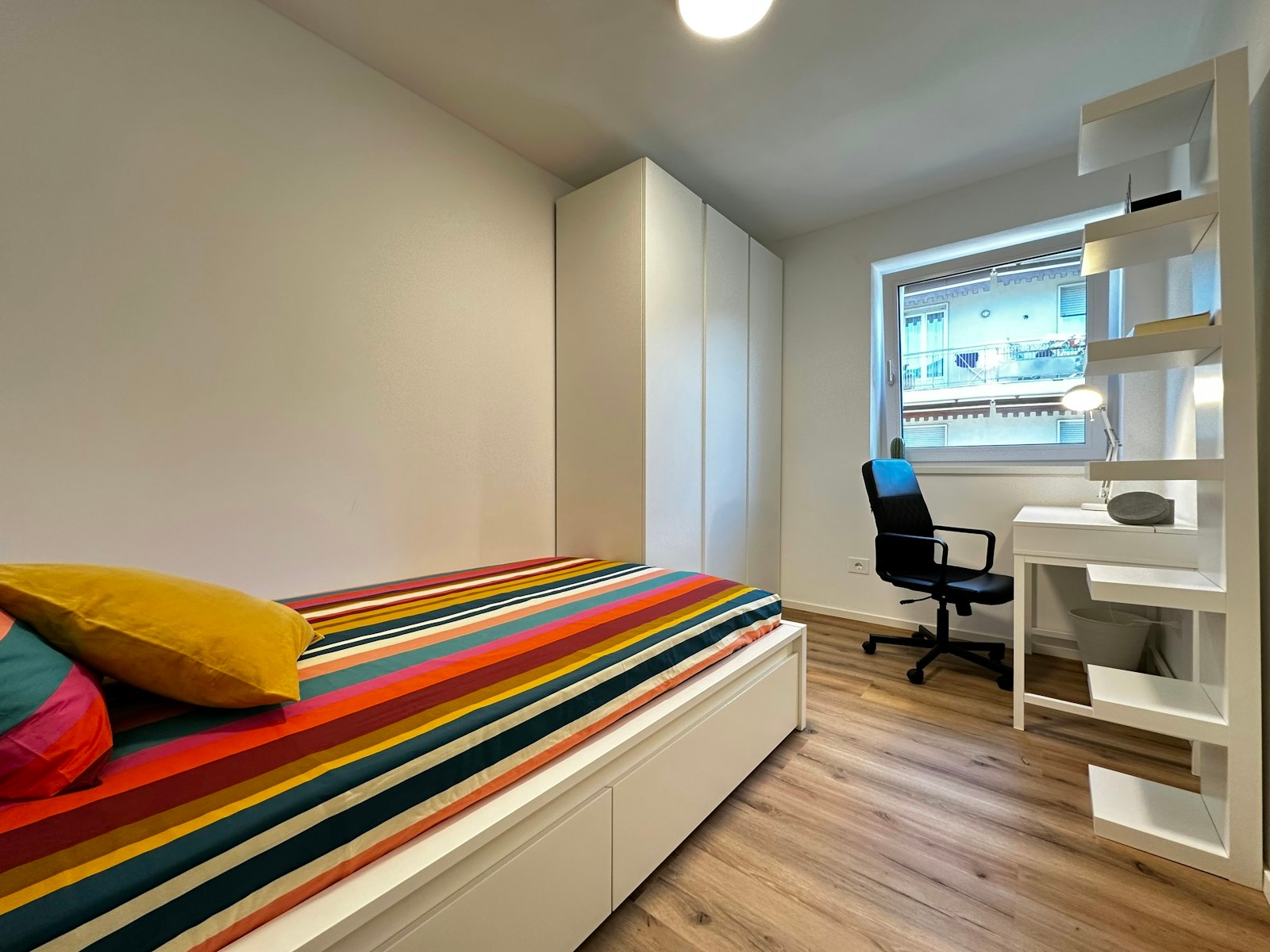 Stanza singola moderna e luminosa