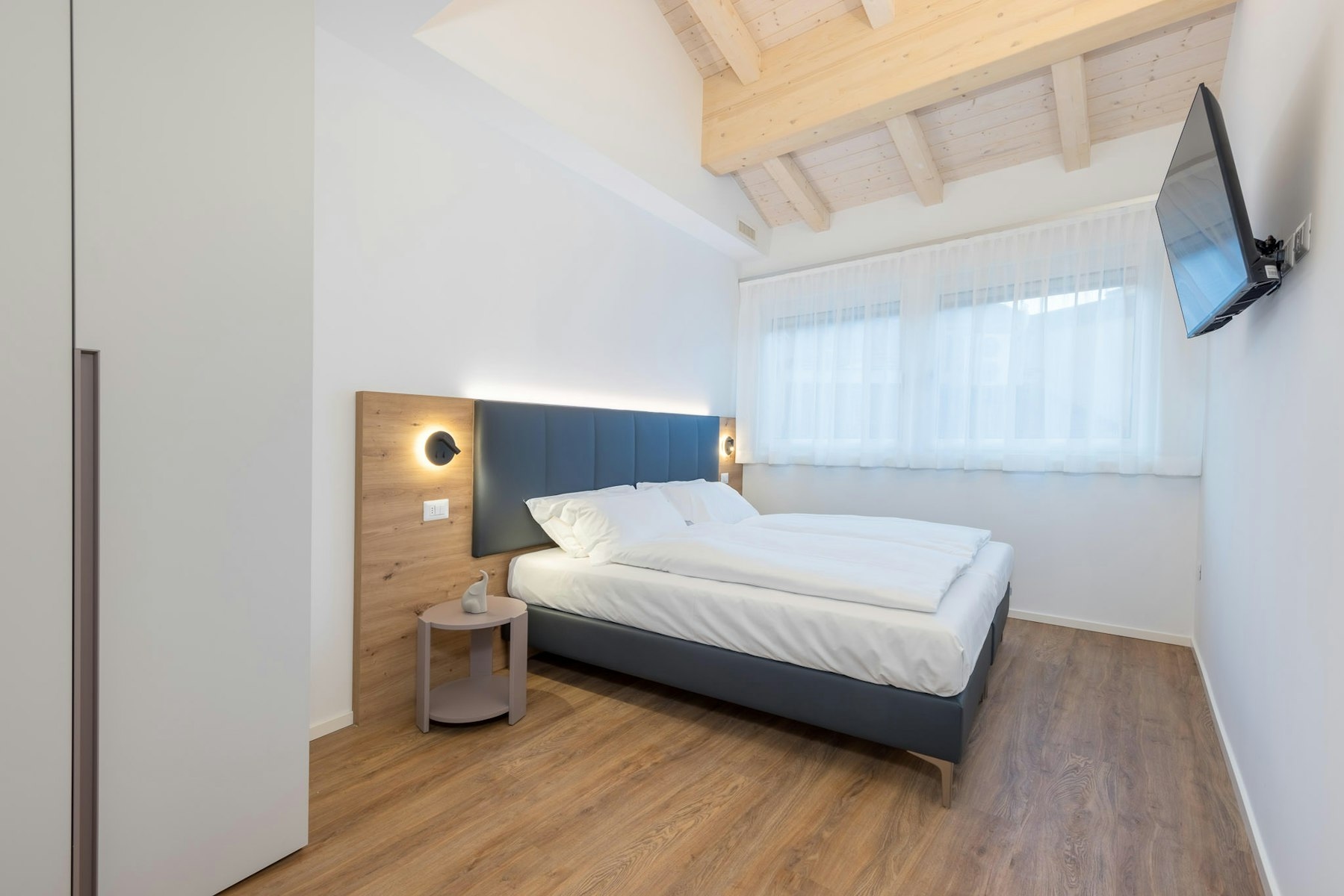 Stanza moderna con comfort esclusivi