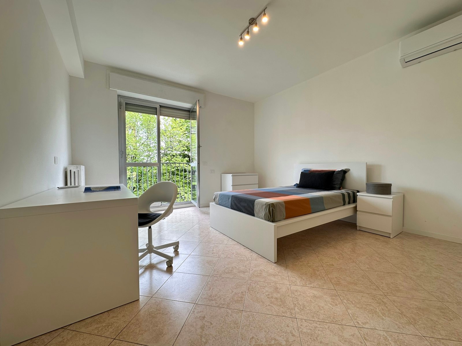 Perfetta per studenti: doppia ad uso singola con letto 1 piazza e mezza, scrivania, Wi-Fi