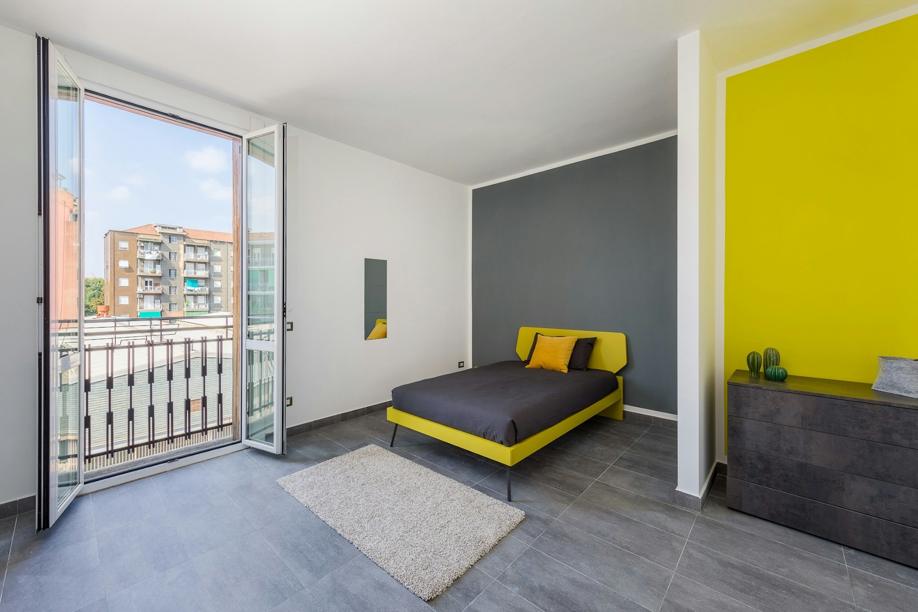 Stanza Spaziosa con Balcone Luminoso &amp; Design Elegante
