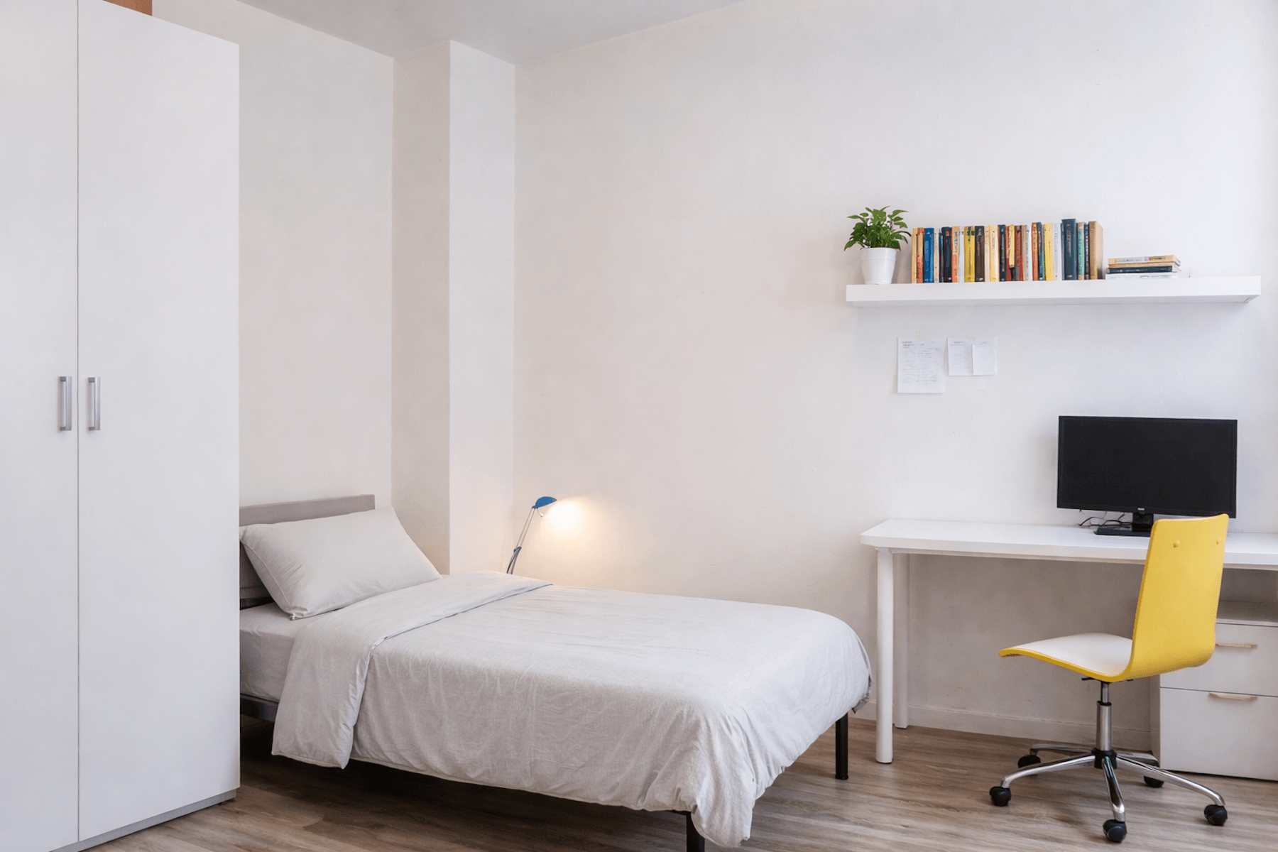 Stanza singola con divano