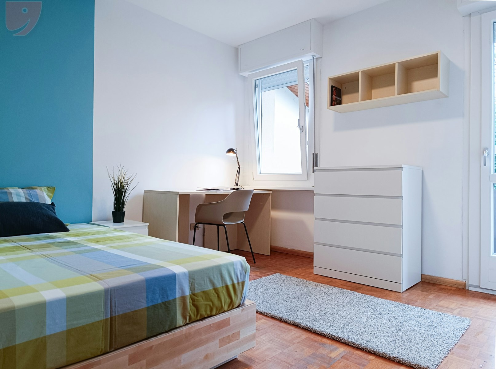 Economica e spaziosa stanza con balcone