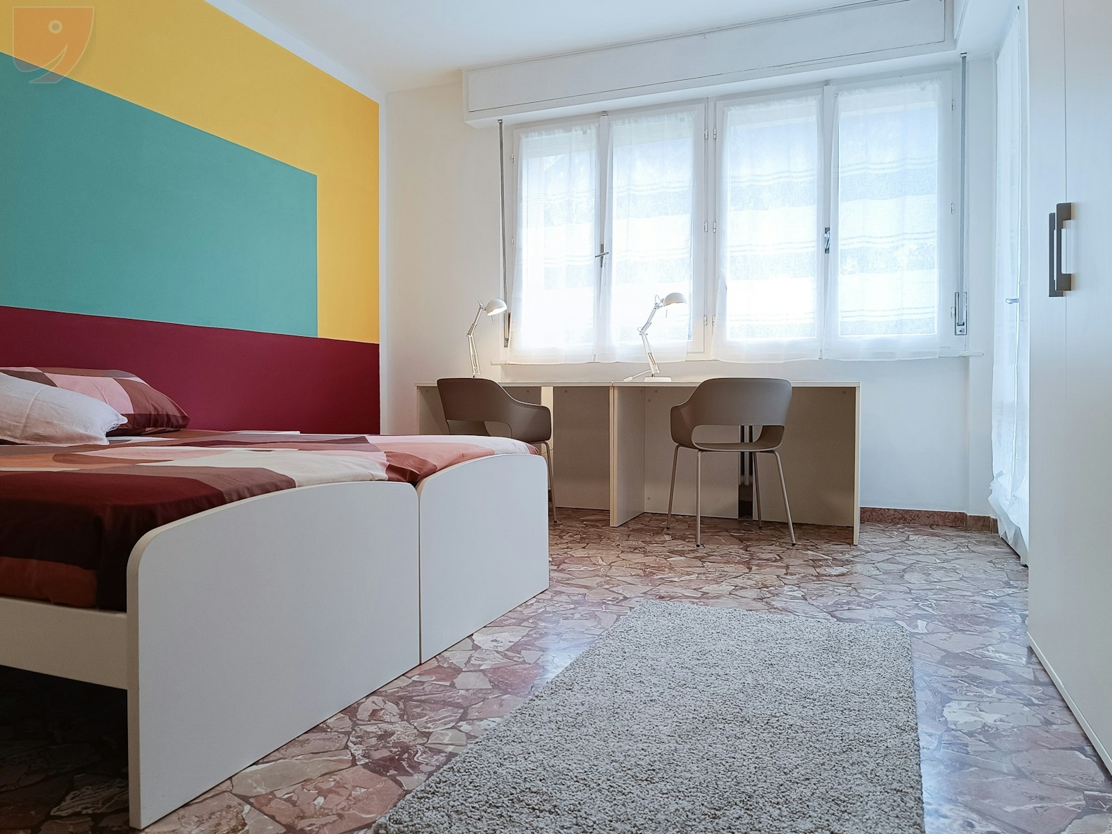 Grande stanza con balcone e vista panoramica