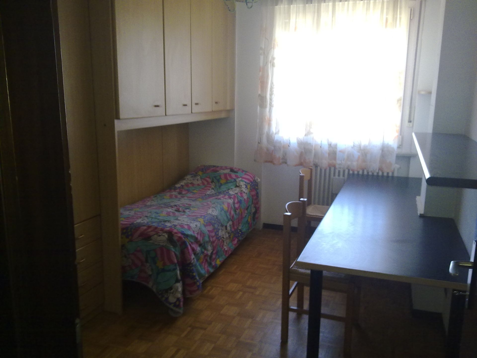 Stanza singola silenziosa con armadio