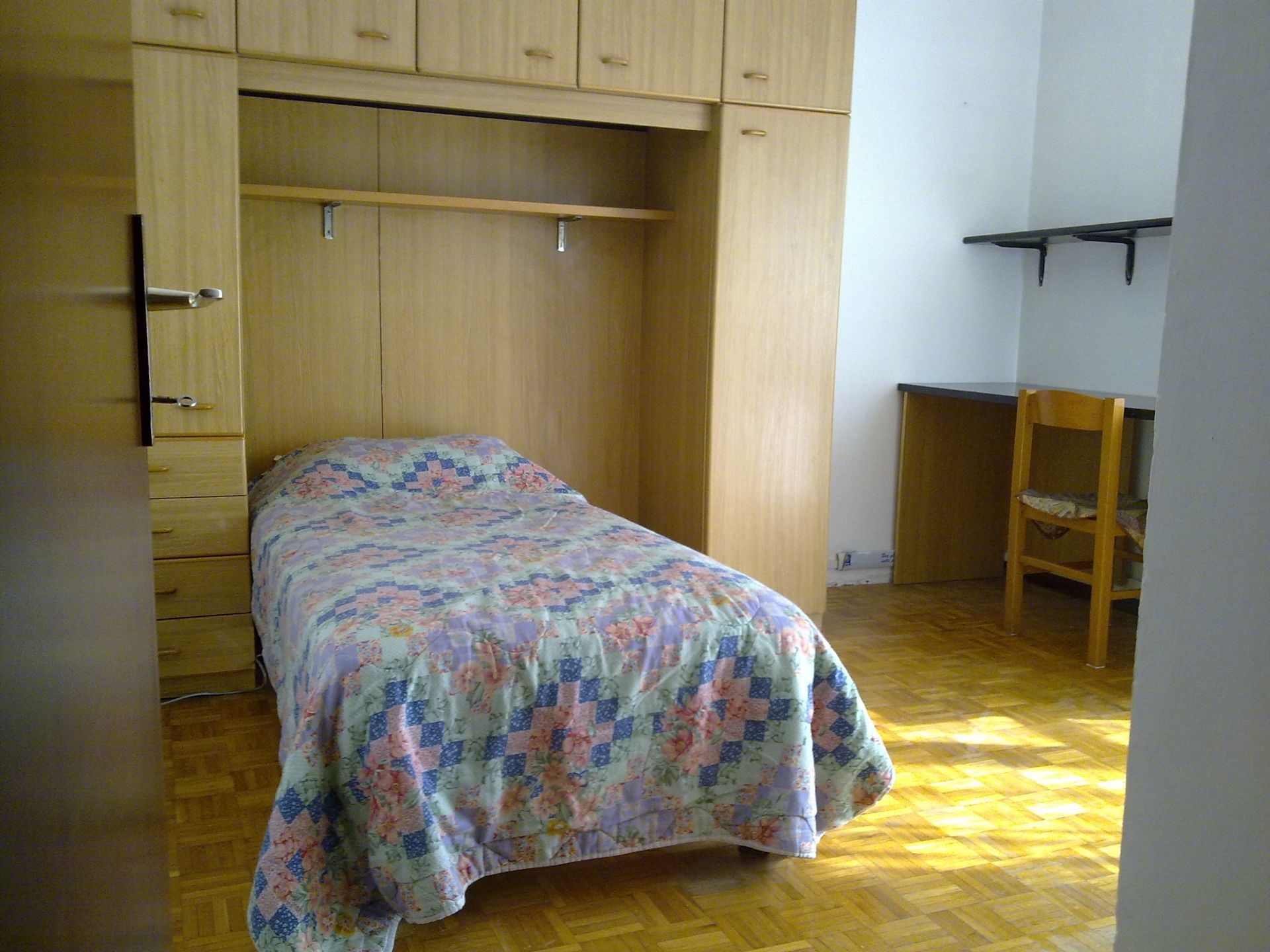 Stanza singola con balcone e luce naturale