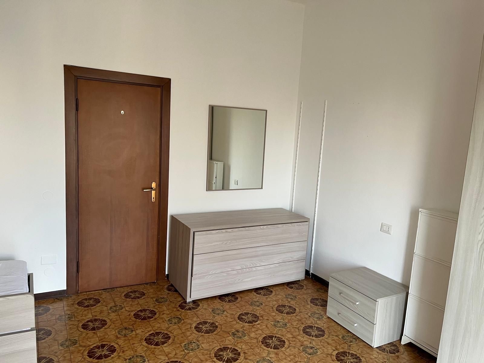 Stanza singola luminosa con balcone