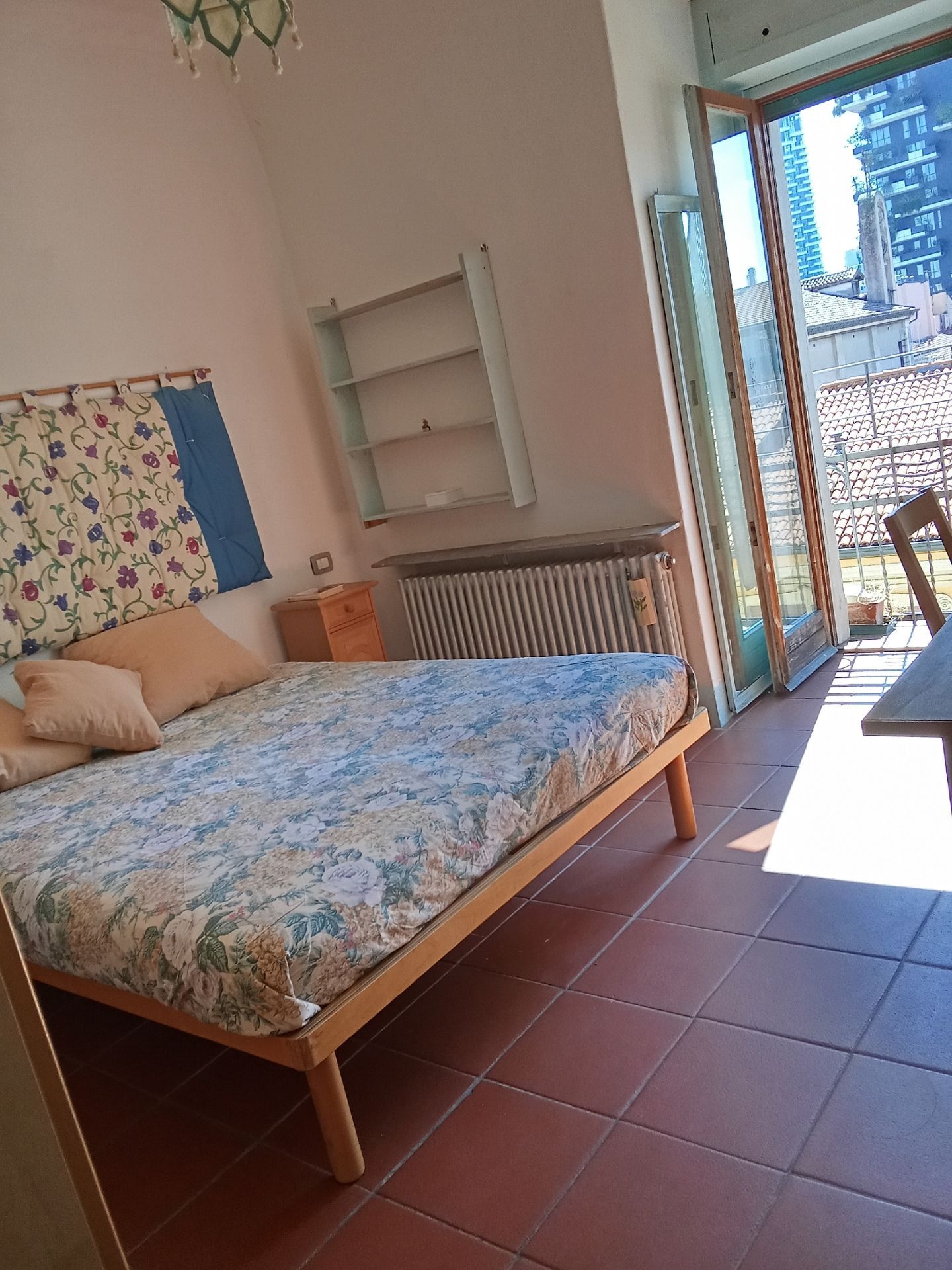 Stanza singola tranquilla e organizzata