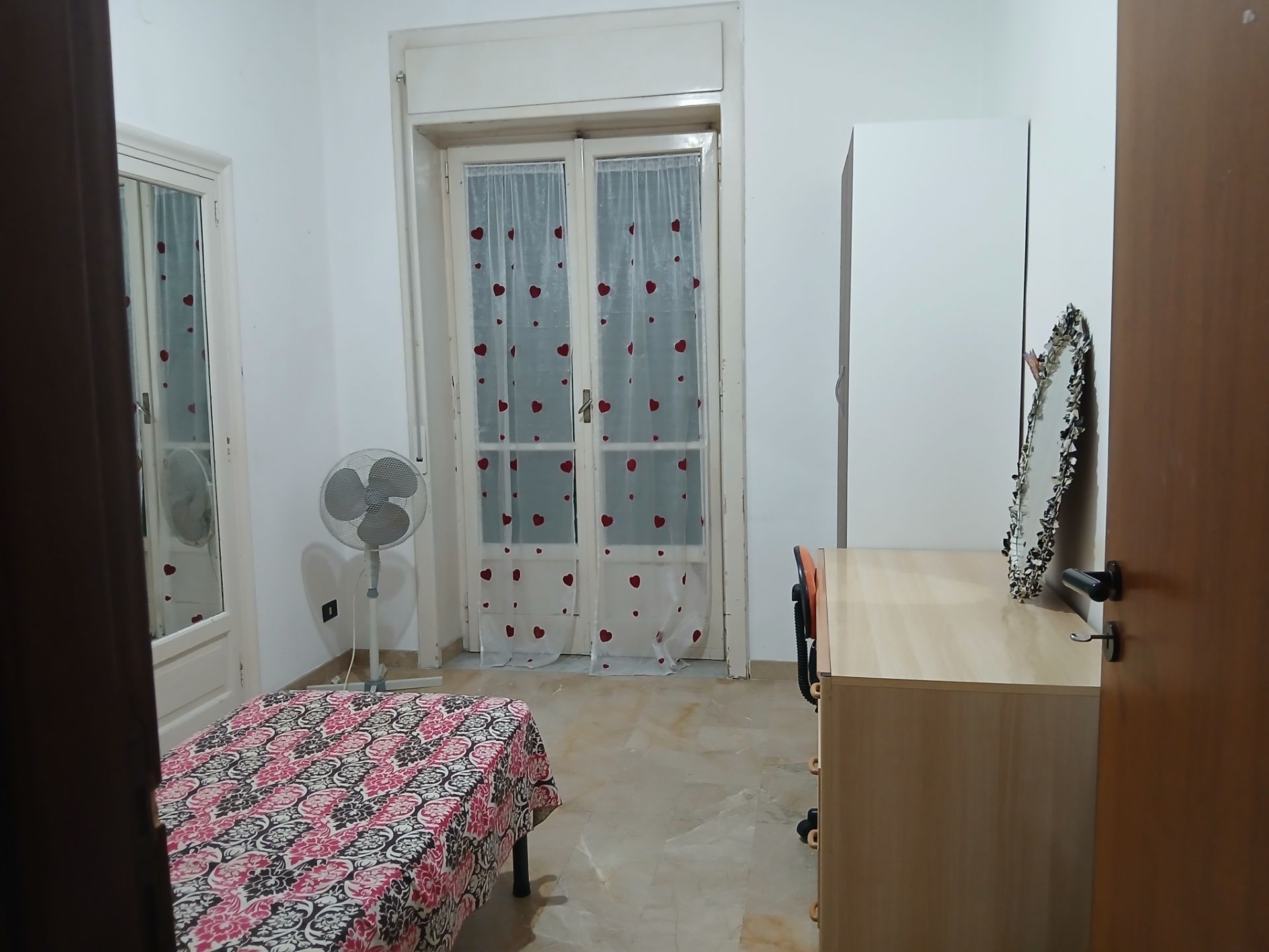 Stanza singola luminosa con balcone