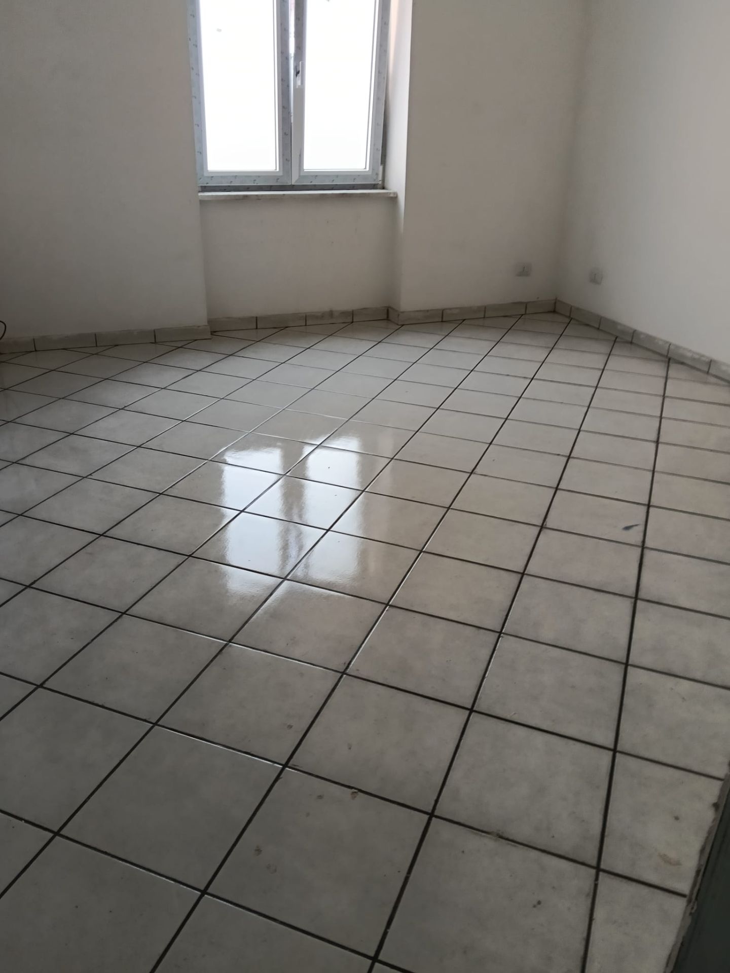 Stanza luminosa con infissi nuovi – arredabile secondo preferenze