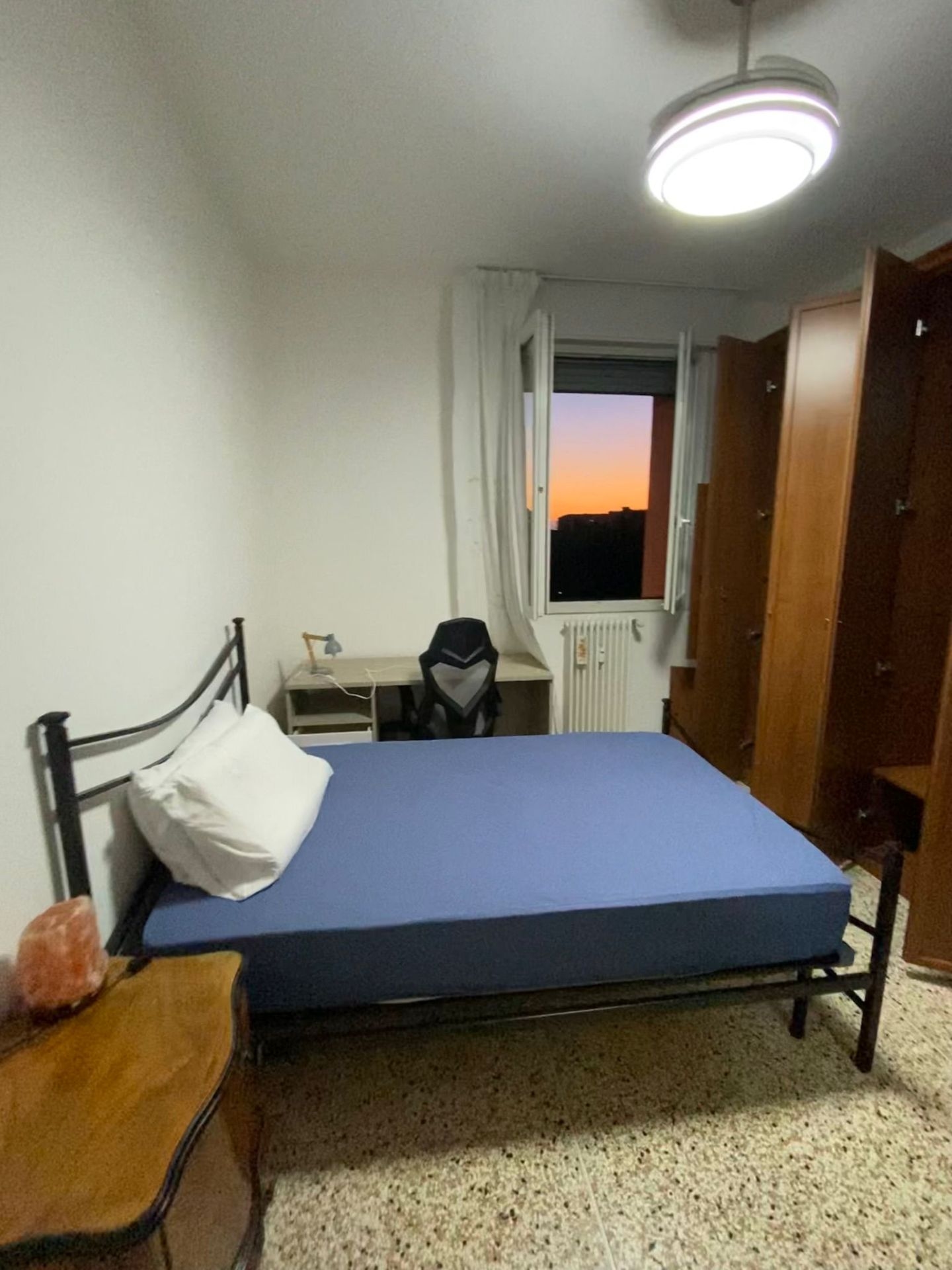 Stanza singola tranquilla con scrivania