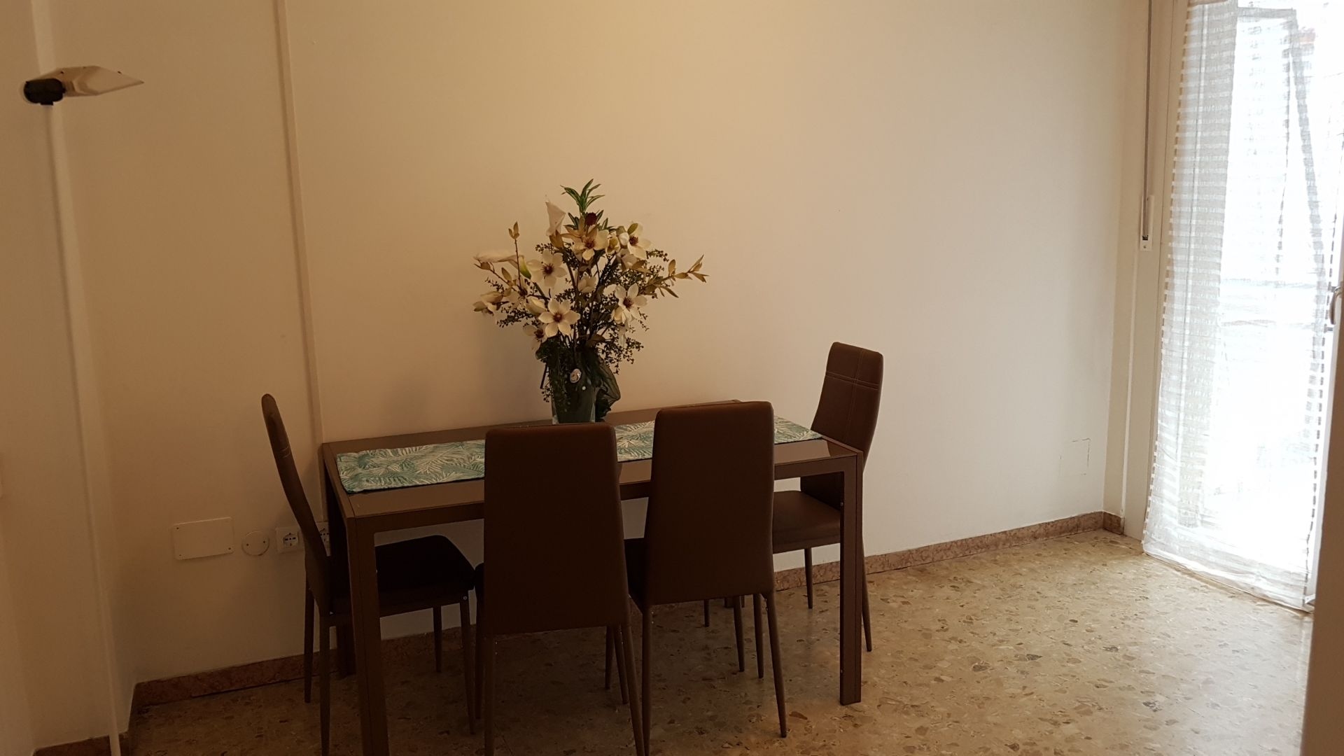 luminosa Stanza Singola con Balcone ampio armadio e scrivania