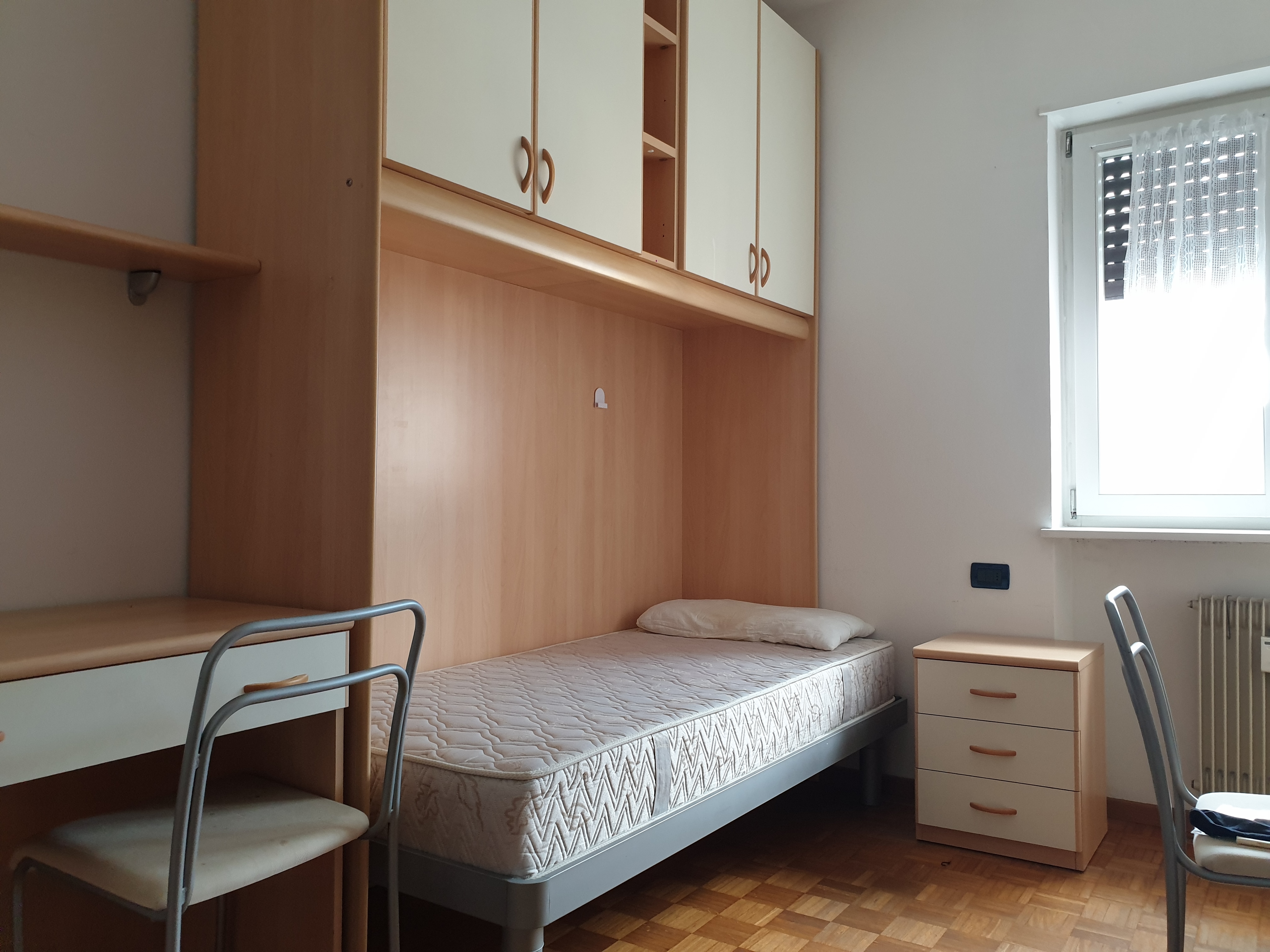 Stanza doppia accogliente e spaziosa