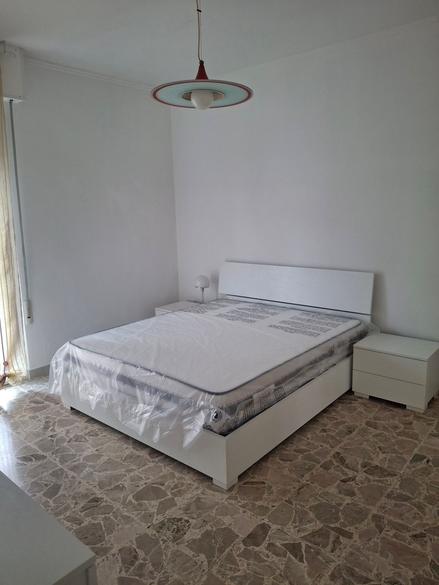 Stanza singola luminosa con balcone